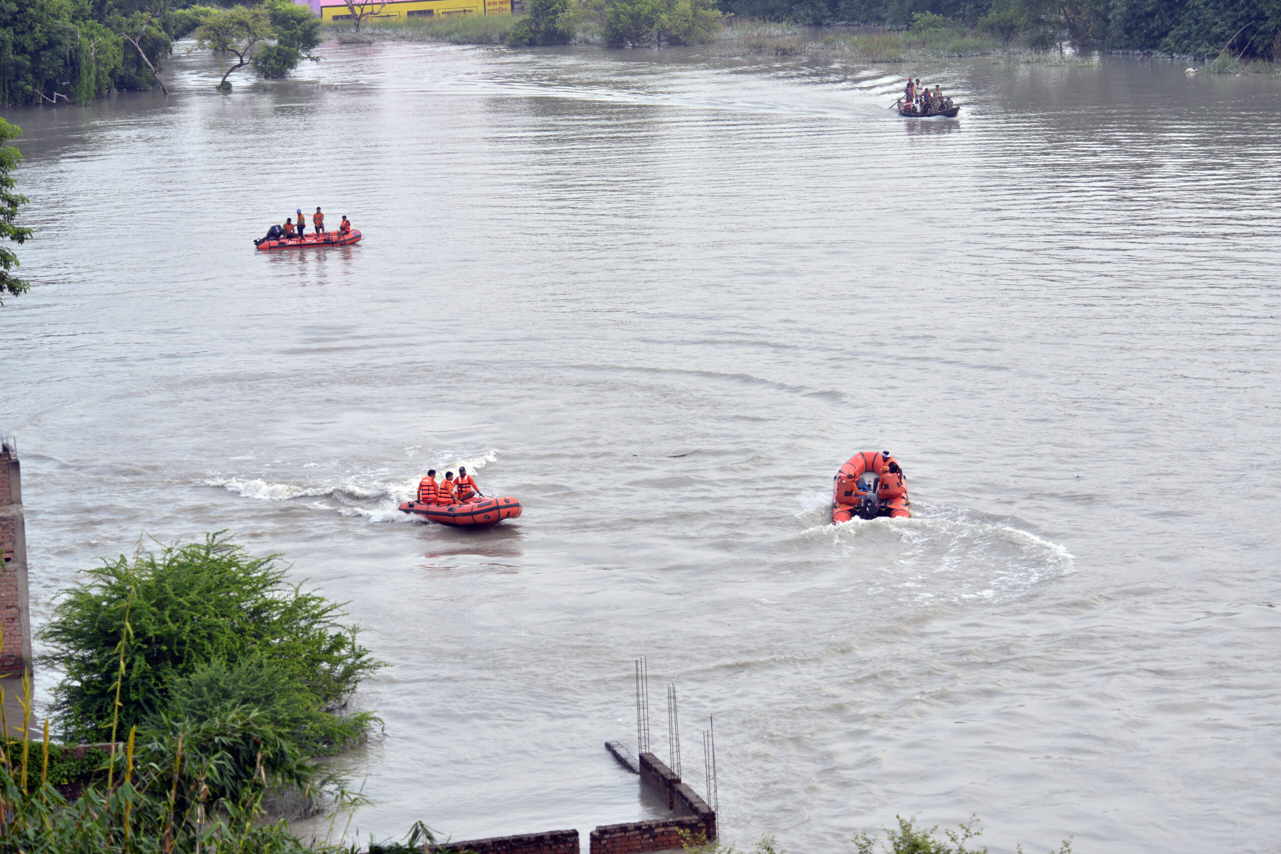 Vaishali: NDRF, SDRF personnel recover body after boat capsizes #Gallery Vaishali: NDRF, SDRF personnel recover body after boat capsizes #Gallery