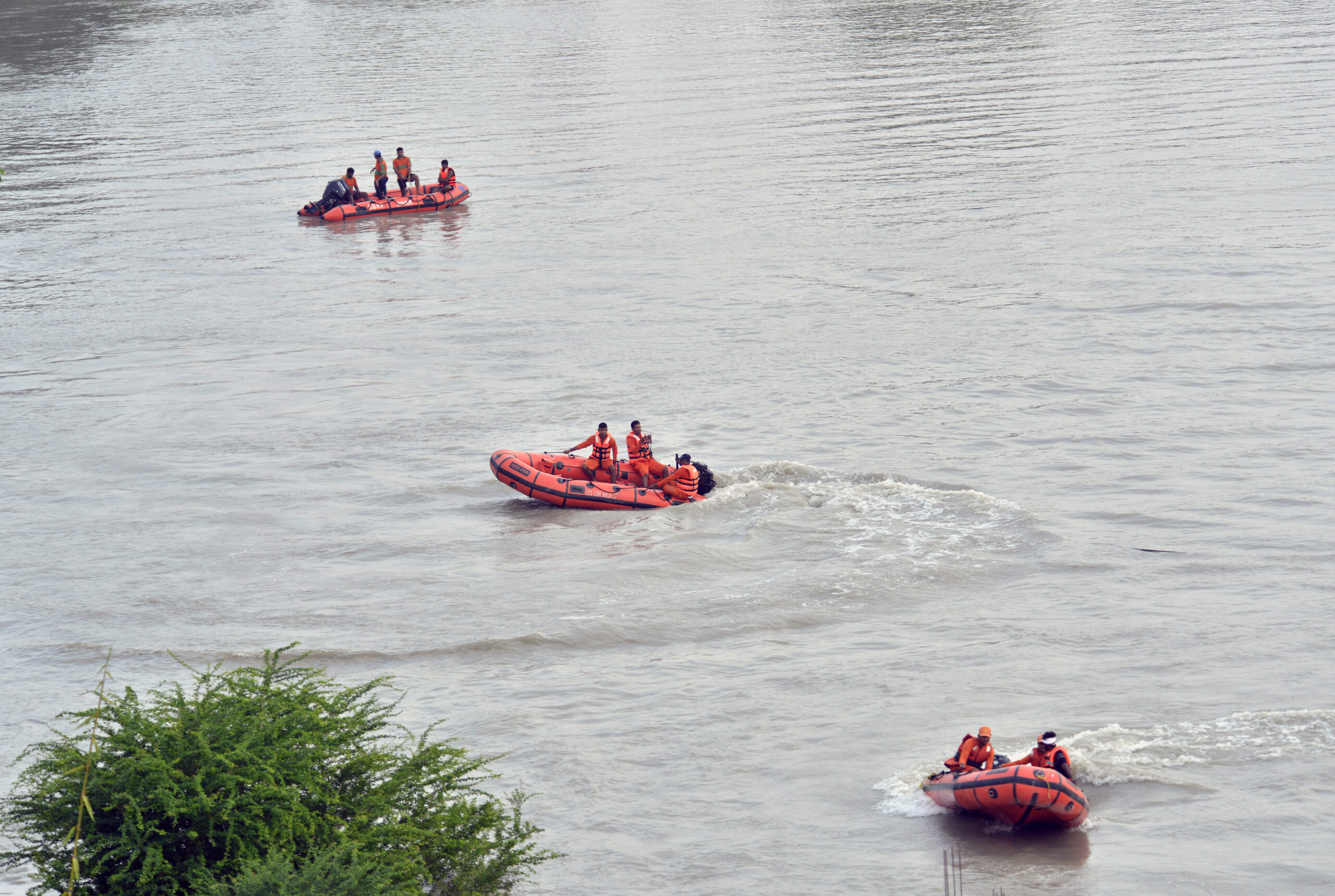 Vaishali: NDRF, SDRF personnel recover body after boat capsizes #Gallery Vaishali: NDRF, SDRF personnel recover body after boat capsizes #Gallery