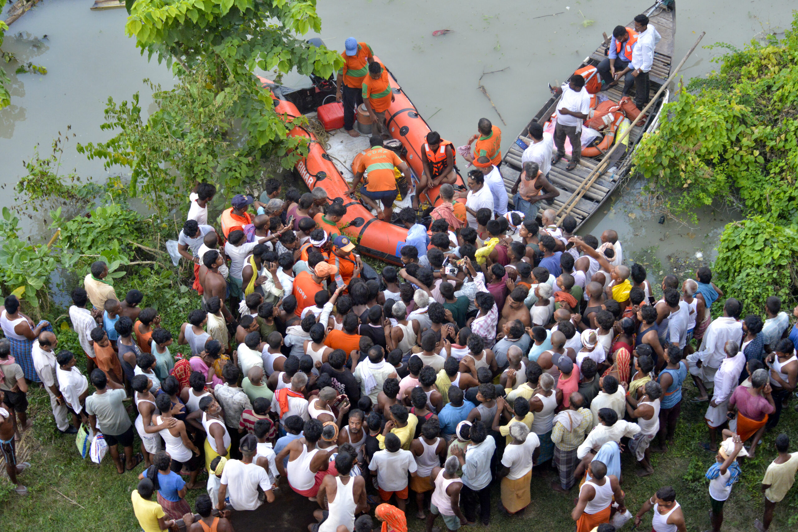 Vaishali: NDRF, SDRF personnel recover body after boat capsizes #Gallery Vaishali: NDRF, SDRF personnel recover body after boat capsizes #Gallery