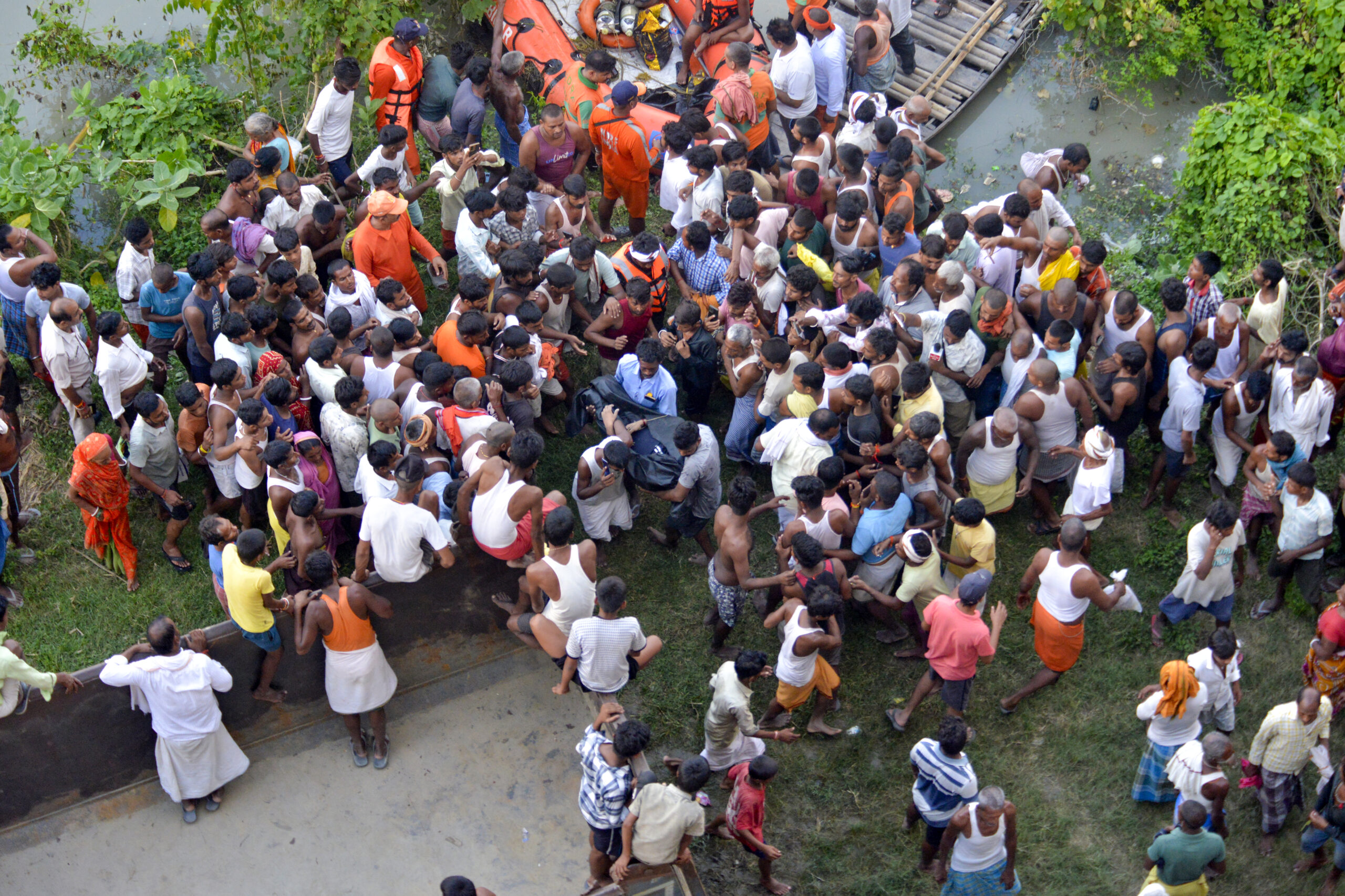 Vaishali: NDRF, SDRF personnel recover body after boat capsizes #Gallery Vaishali: NDRF, SDRF personnel recover body after boat capsizes #Gallery