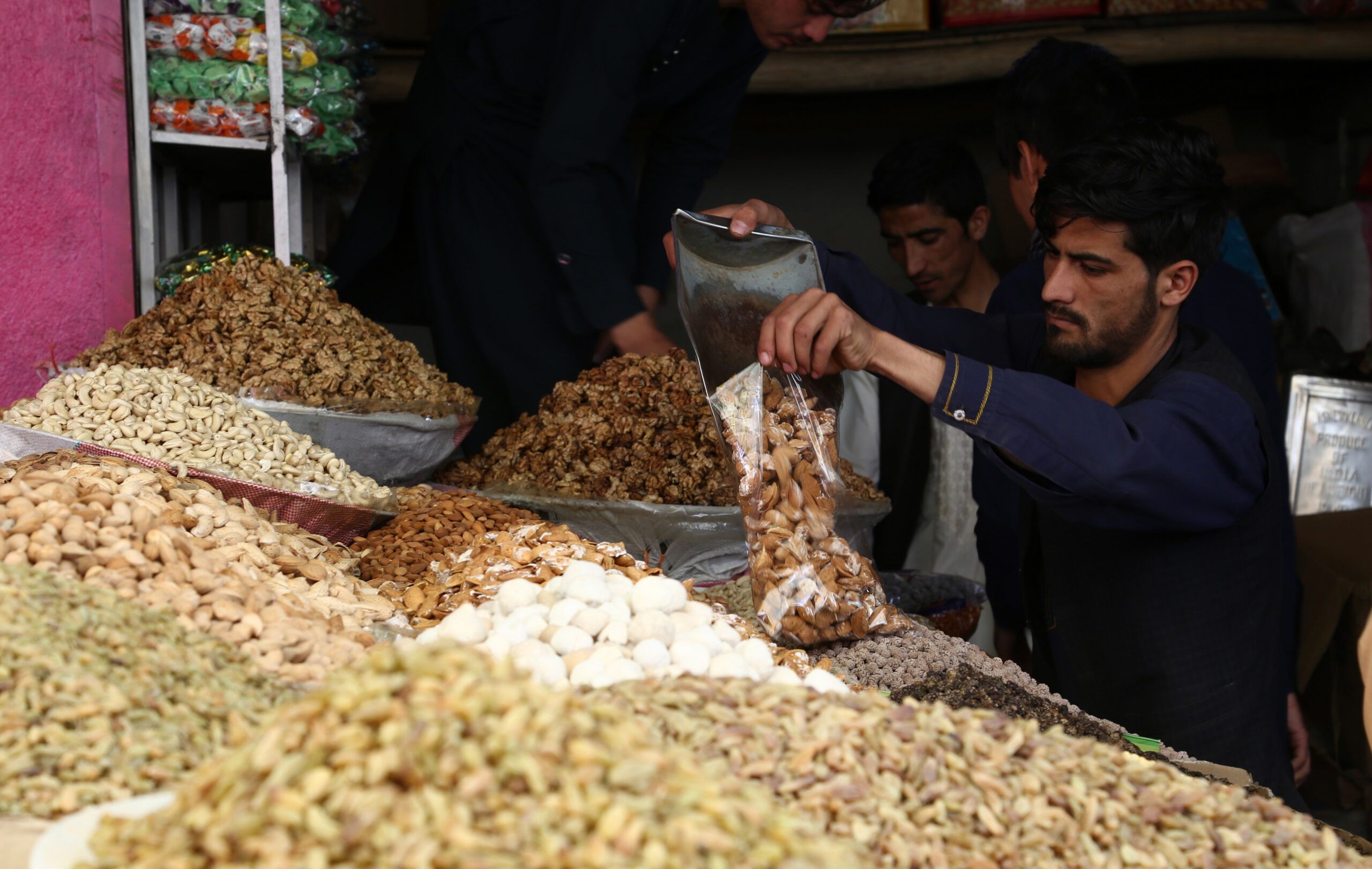 Indian traders in Kandahar to buy dried-fruit, seek alternate trade routes amid border closures: Afghan media Indian traders in Kandahar to buy dried-fruit, seek alternate trade routes amid border closures: Afghan media