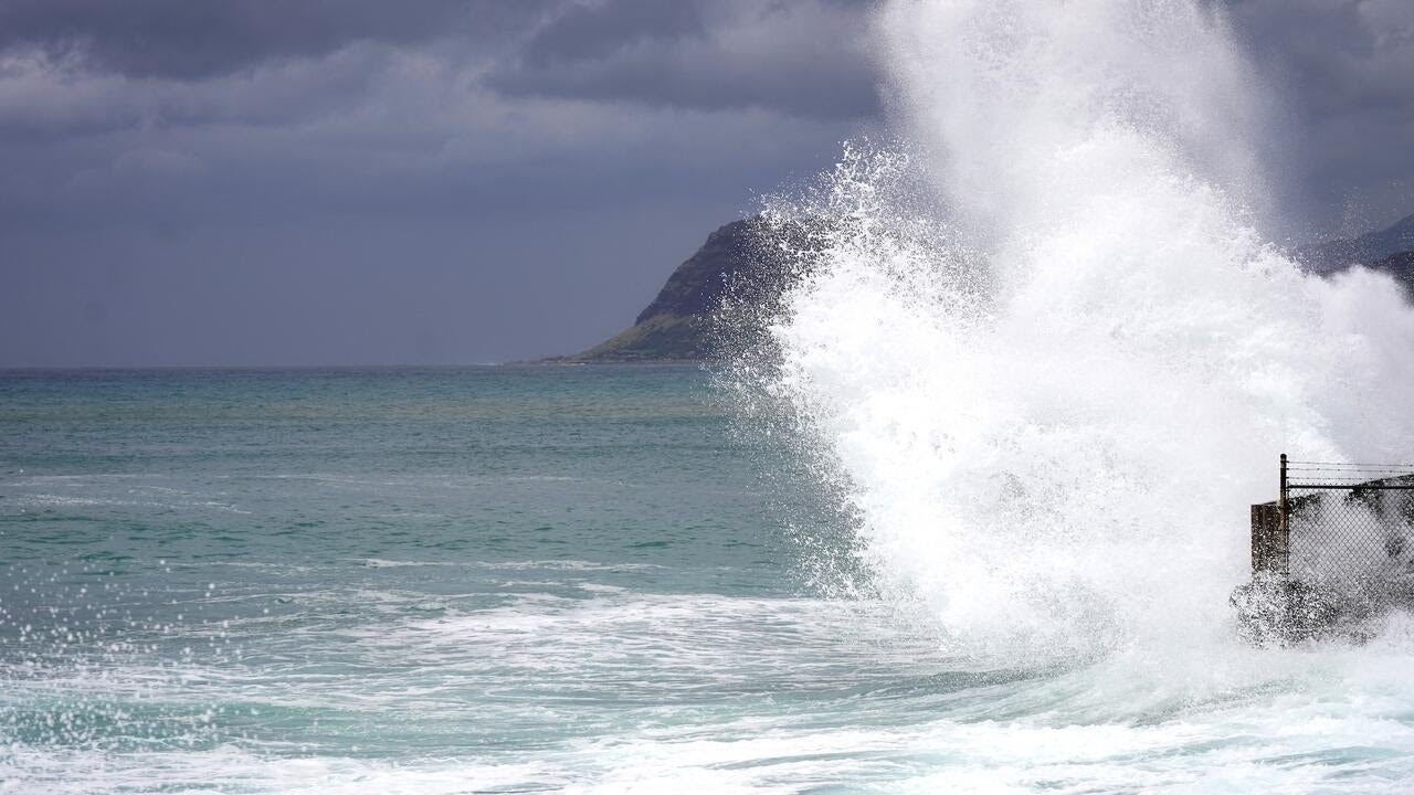 Floods surge in Hawaii as Hurricane Lowell roars (Video) Floods surge in Hawaii as Hurricane Lowell roars (Video)