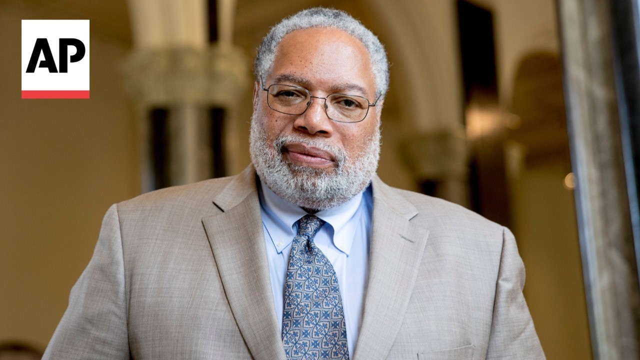 Smithsonian leader Lonnie Bunch is retiring after clash with the Trump administration (Video) Smithsonian leader Lonnie Bunch is retiring after clash with the Trump administration (Video)