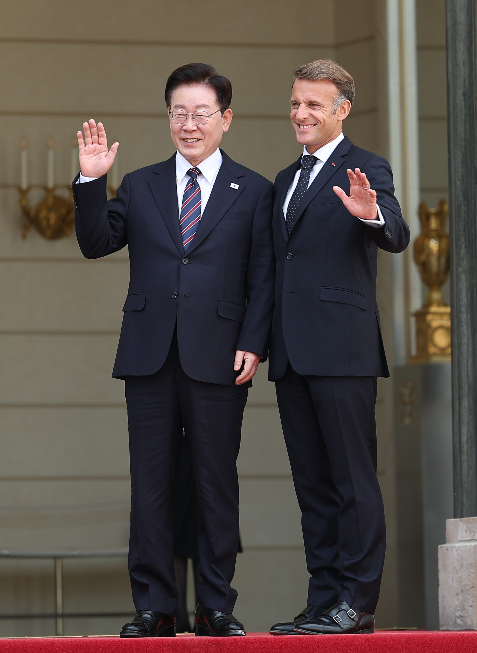 Paris: South Korean President Lee Jae Myung (L) and French President Emmanuel Macron wave ahead of their talks at the Elysee Palace in Paris on Sept. 8, 2026. (Photo: Yonhap via IANS)