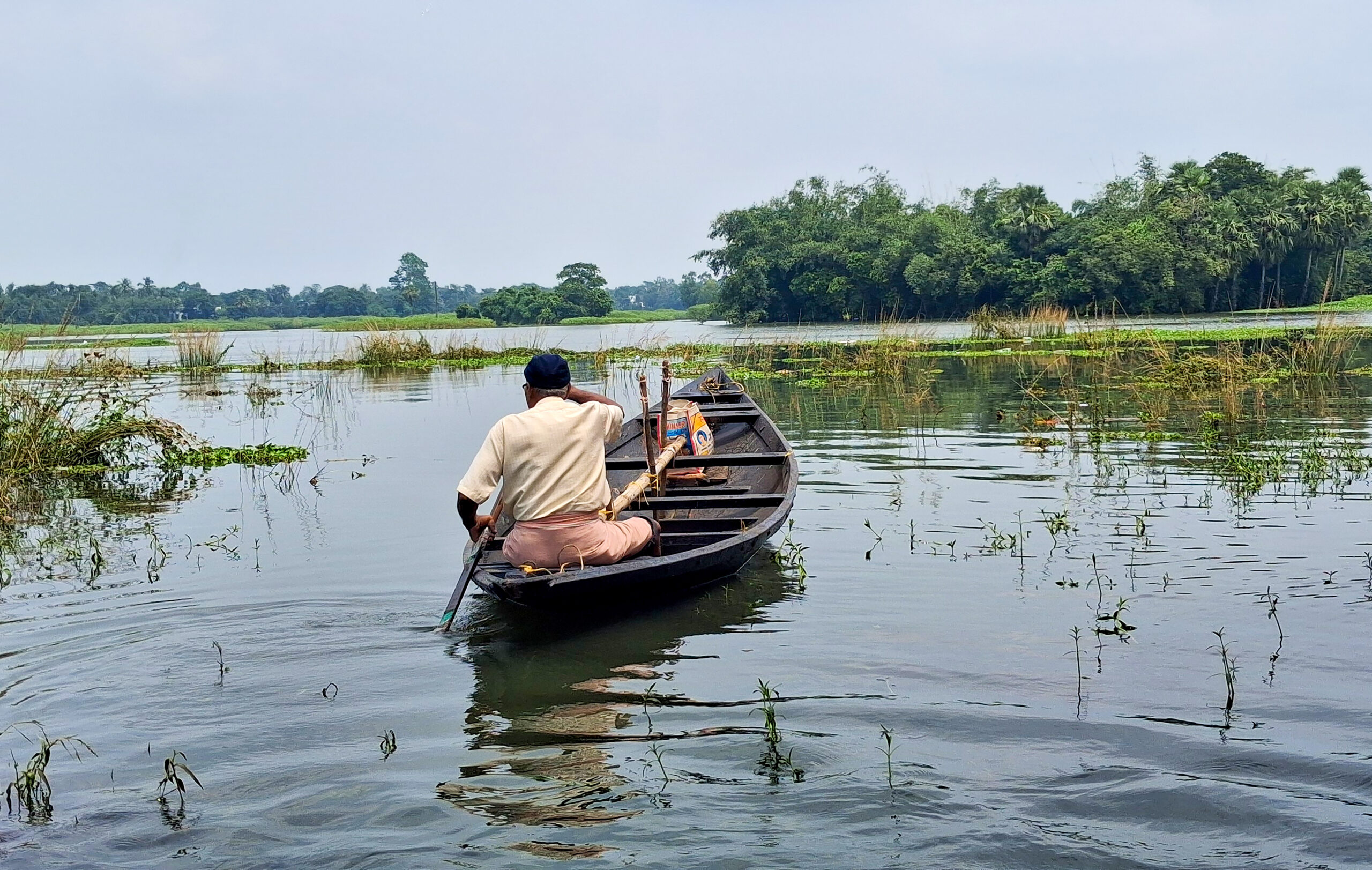 Paschim Medinipur: A resident travels by boat through a flood-affected area as several parts of Ghatal remain waterlogged despite an improvement in the flood situation, in Ward No. 6 of Ghatal, Paschim Medinipur, West Bengal, on Wednesday, September 9, 2026. (Photo: IANS)