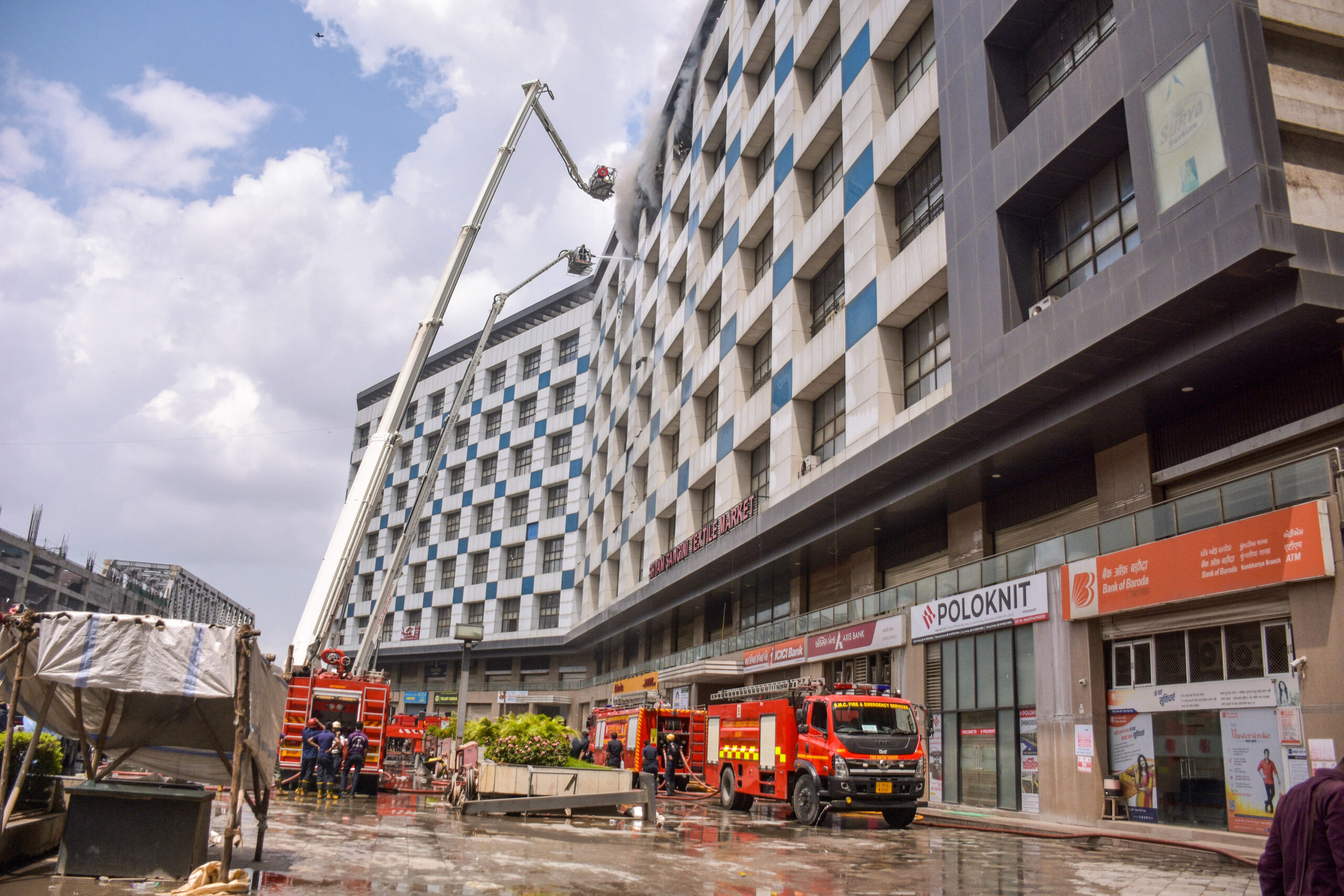 Surat: Fire breaks out at textile market #Gallery Surat: Fire breaks out at textile market #Gallery