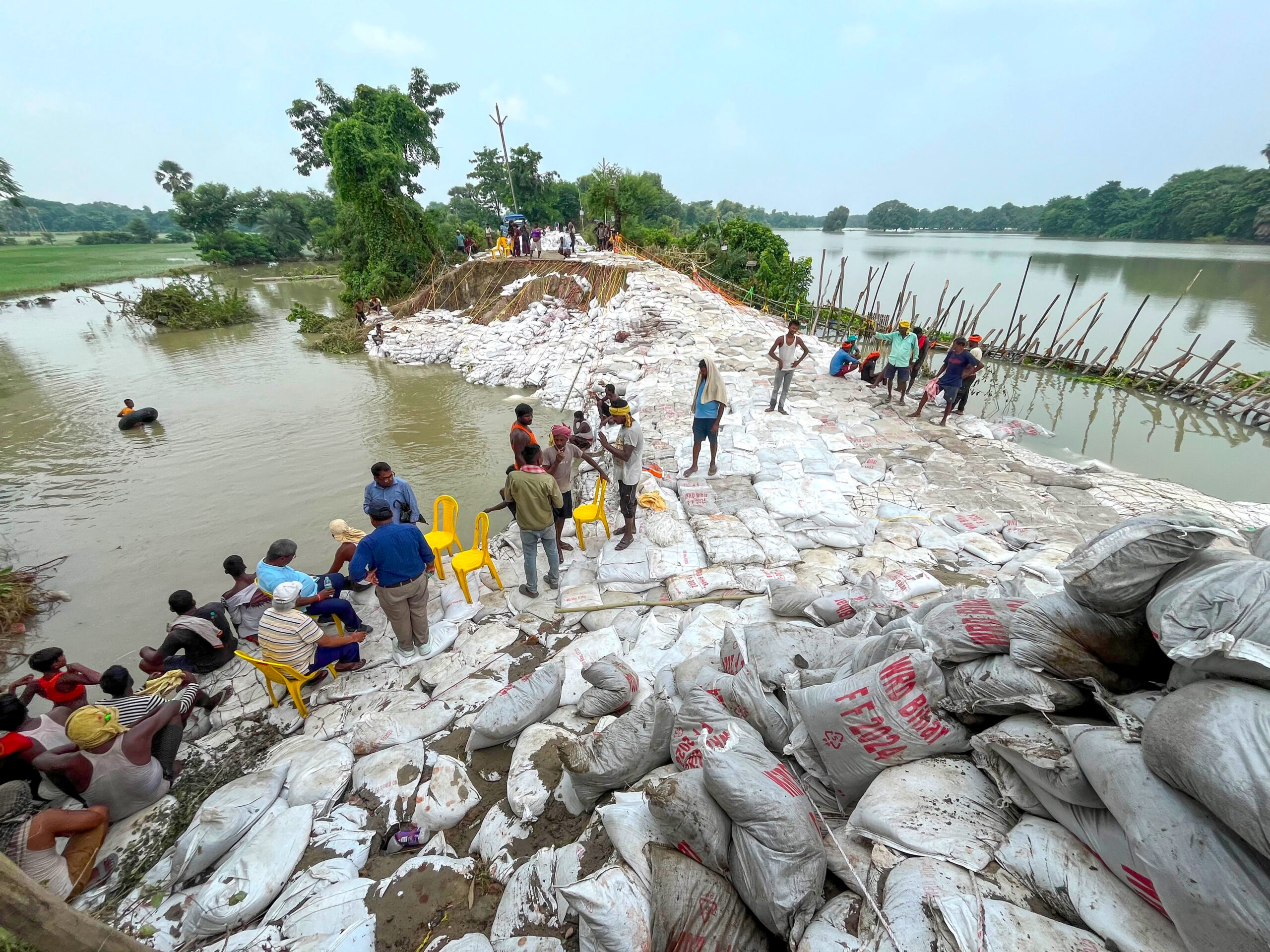 Saran: Pappu Yadav inspects flood hit area #Gallery Saran: Pappu Yadav inspects flood hit area #Gallery