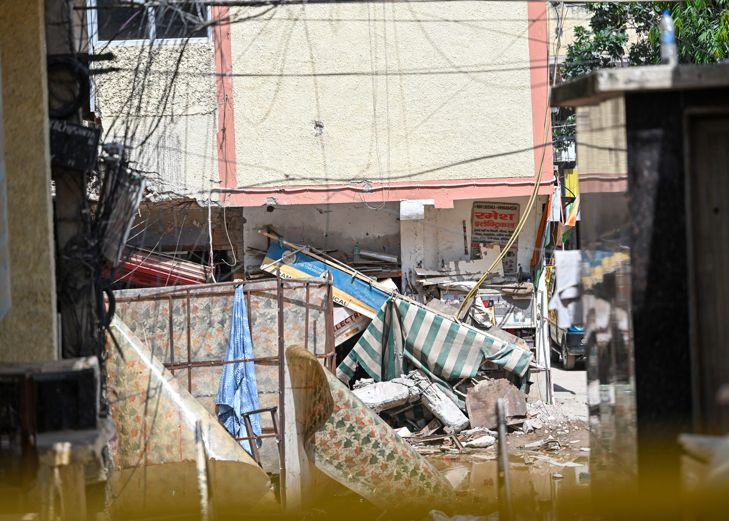 New Delhi: Adjoining building demolished after collapse at Satya Niketan #Gallery New Delhi: Adjoining building demolished after collapse at Satya Niketan #Gallery