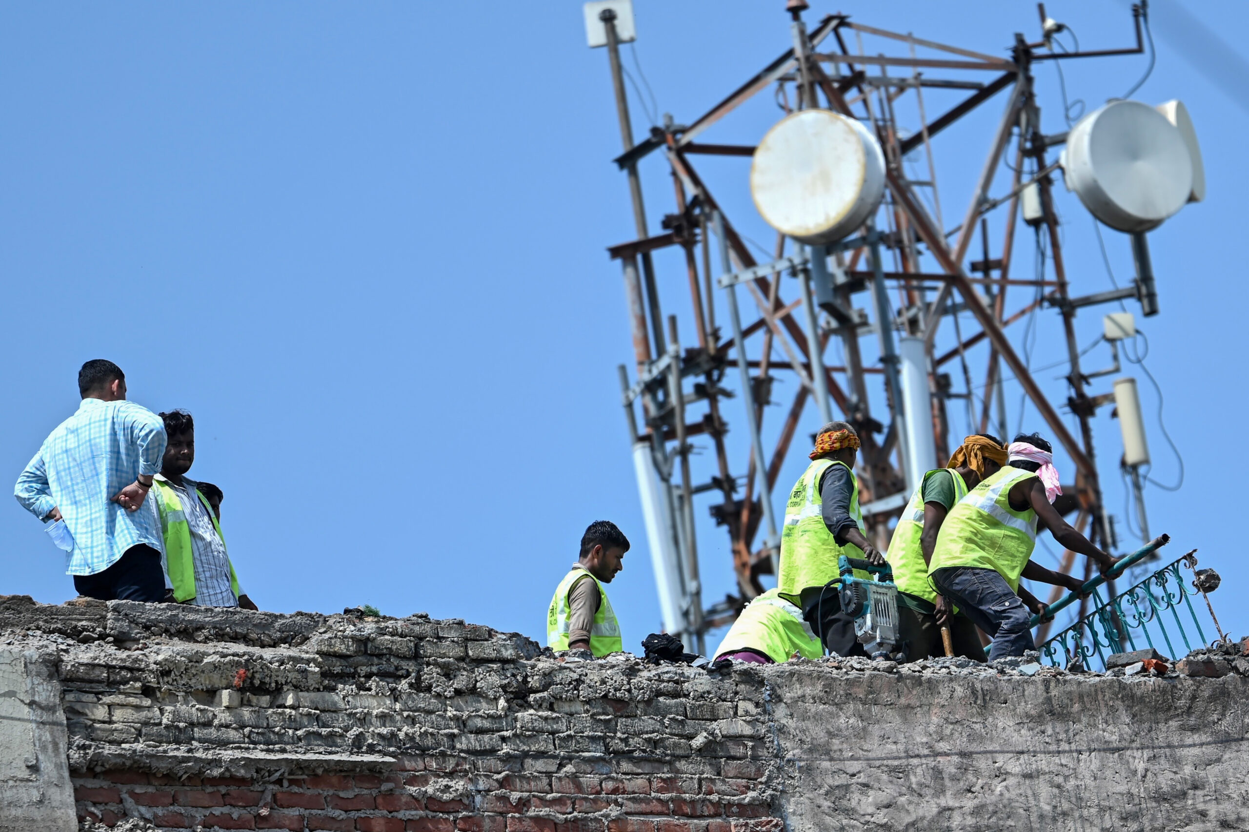 New Delhi: Adjoining building demolished after collapse at Satya Niketan #Gallery New Delhi: Adjoining building demolished after collapse at Satya Niketan #Gallery