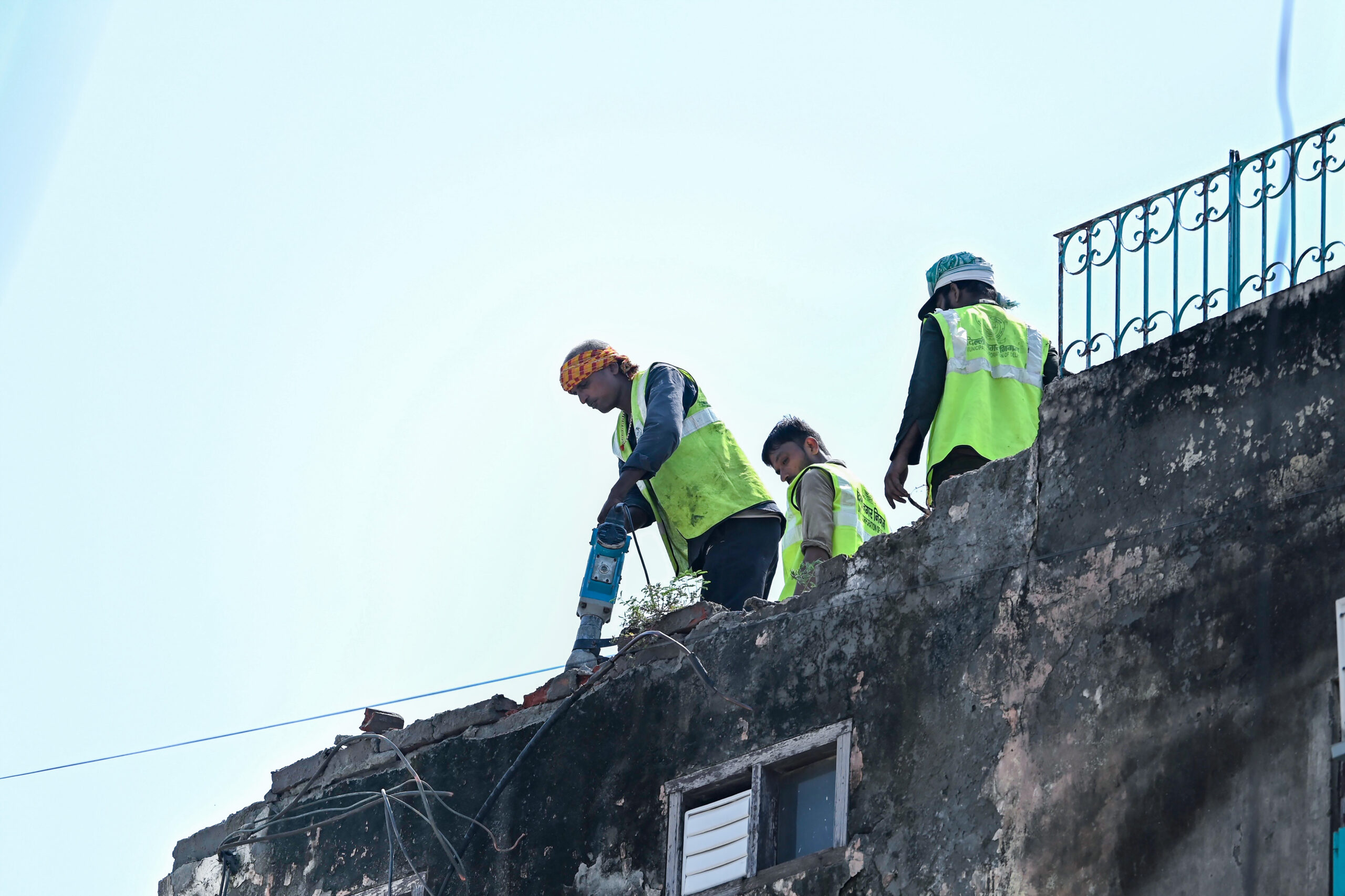 New Delhi: Adjoining building demolished after collapse at Satya Niketan #Gallery New Delhi: Adjoining building demolished after collapse at Satya Niketan #Gallery
