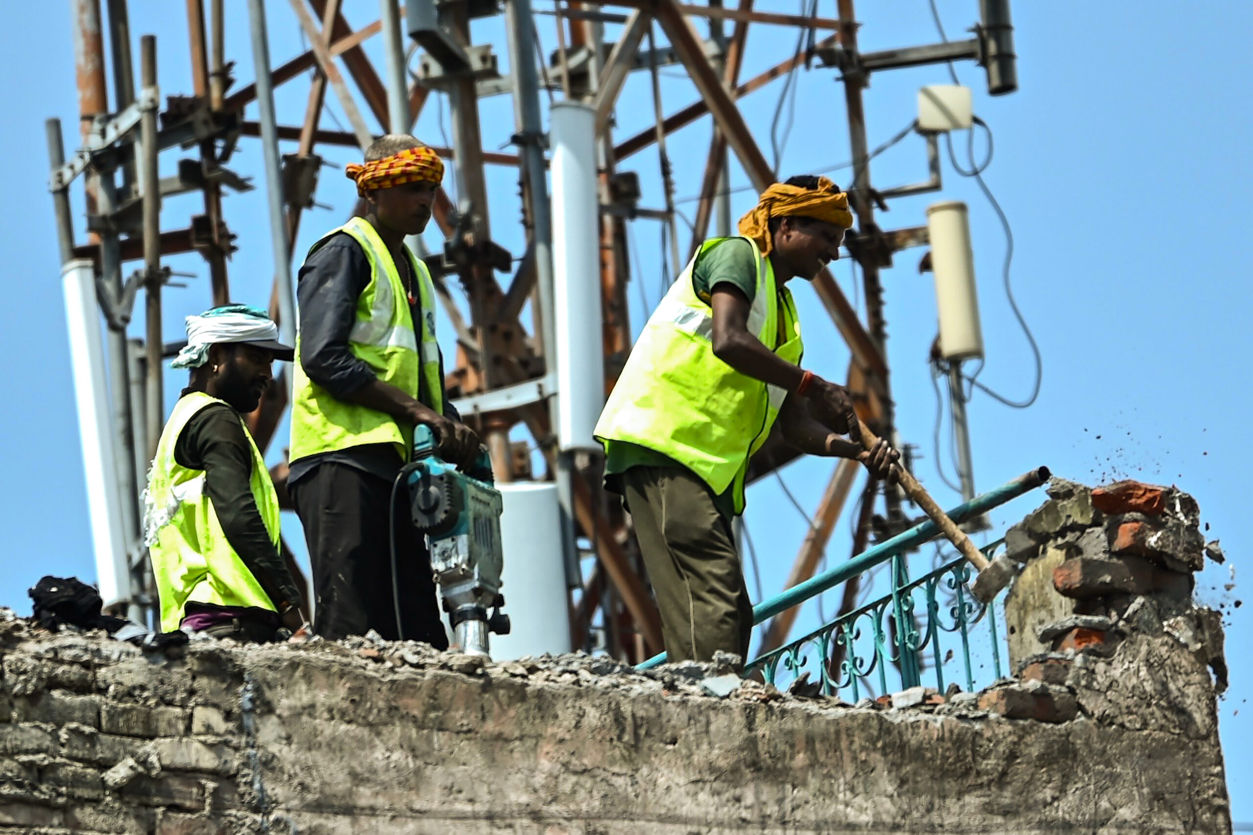 New Delhi: Adjoining building demolished after collapse at Satya Niketan #Gallery New Delhi: Adjoining building demolished after collapse at Satya Niketan #Gallery