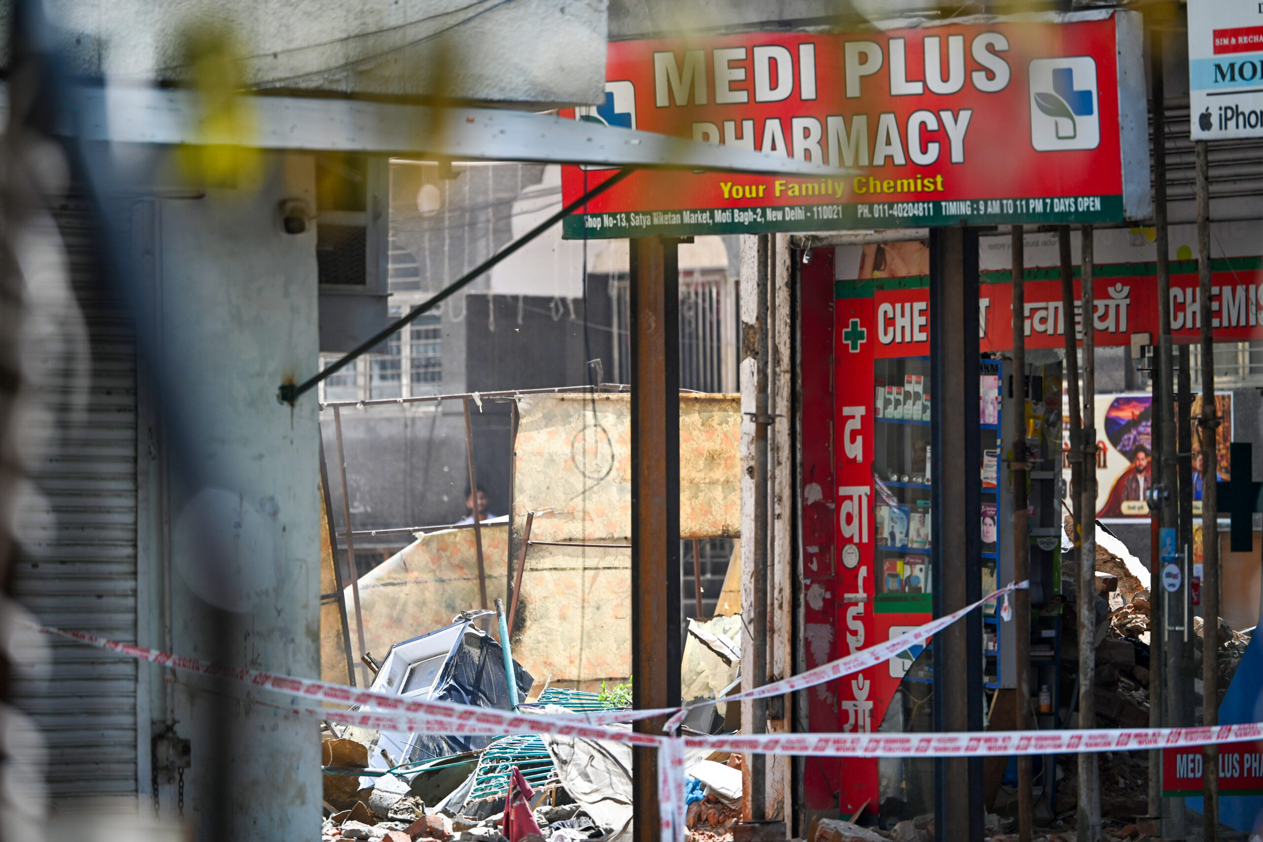 New Delhi: Adjoining building demolished after collapse at Satya Niketan #Gallery New Delhi: Adjoining building demolished after collapse at Satya Niketan #Gallery