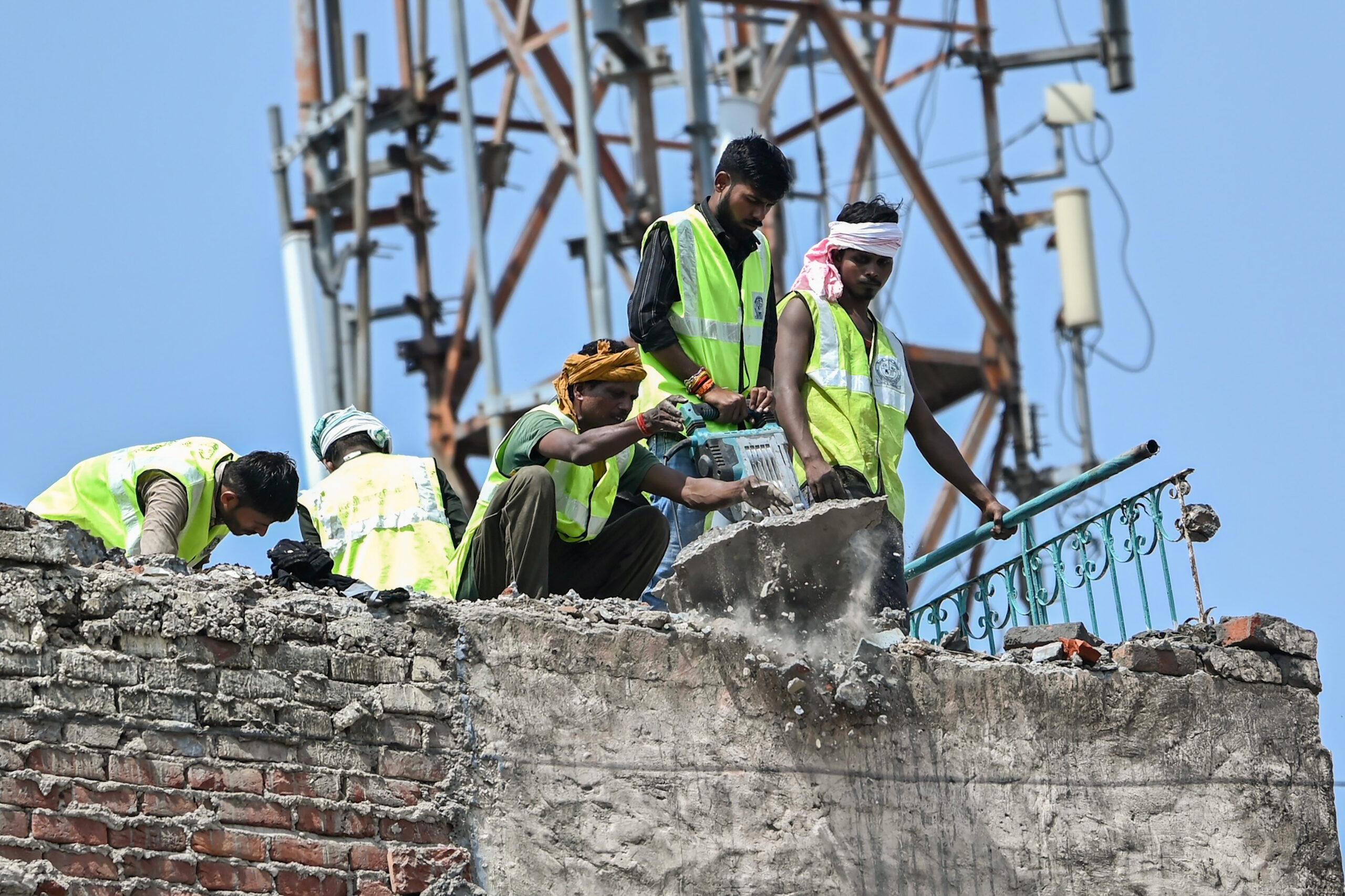 New Delhi: Adjoining building demolished after collapse at Satya Niketan #Gallery New Delhi: Adjoining building demolished after collapse at Satya Niketan #Gallery