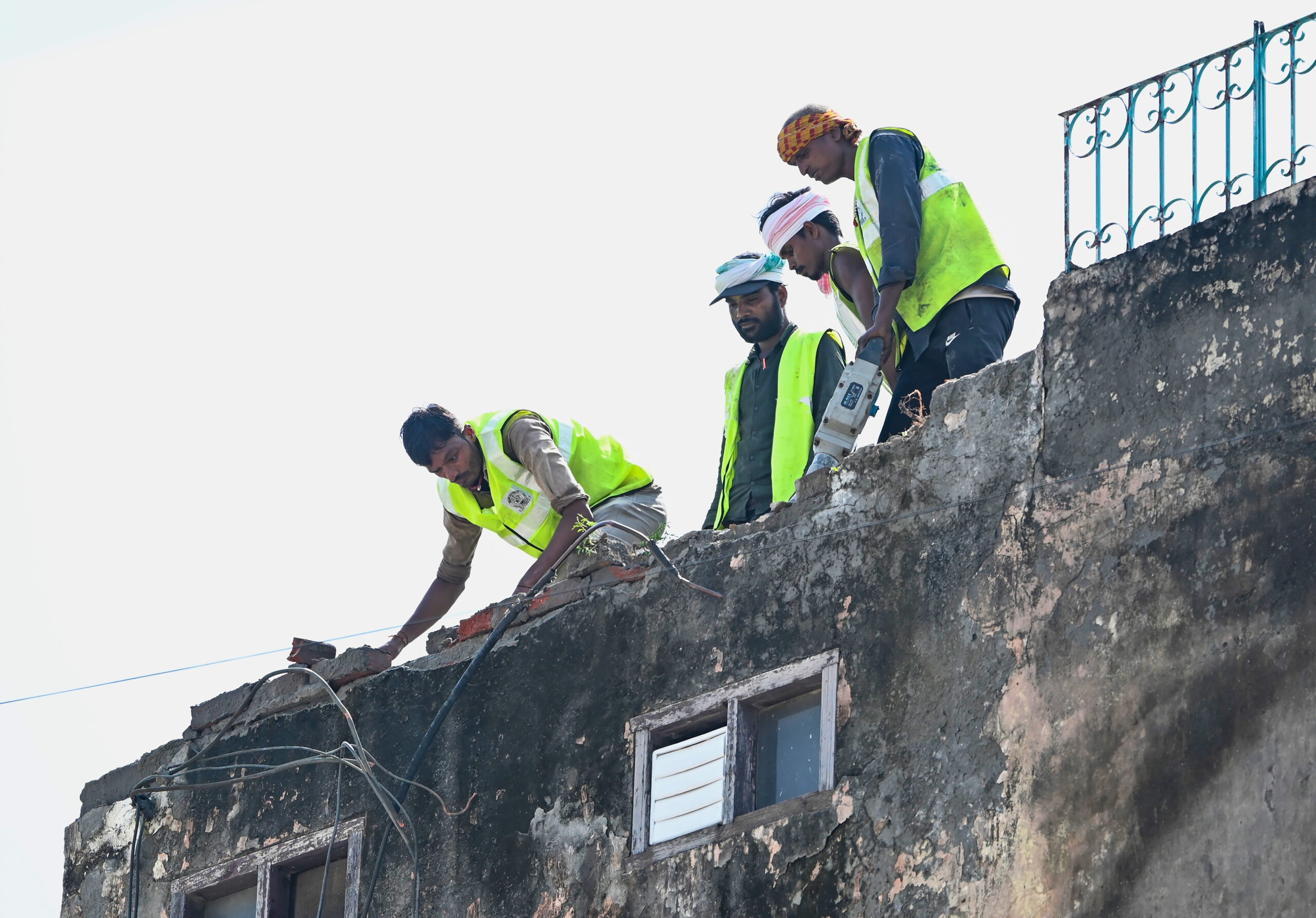 New Delhi: Adjoining building demolished after collapse at Satya Niketan #Gallery New Delhi: Adjoining building demolished after collapse at Satya Niketan #Gallery