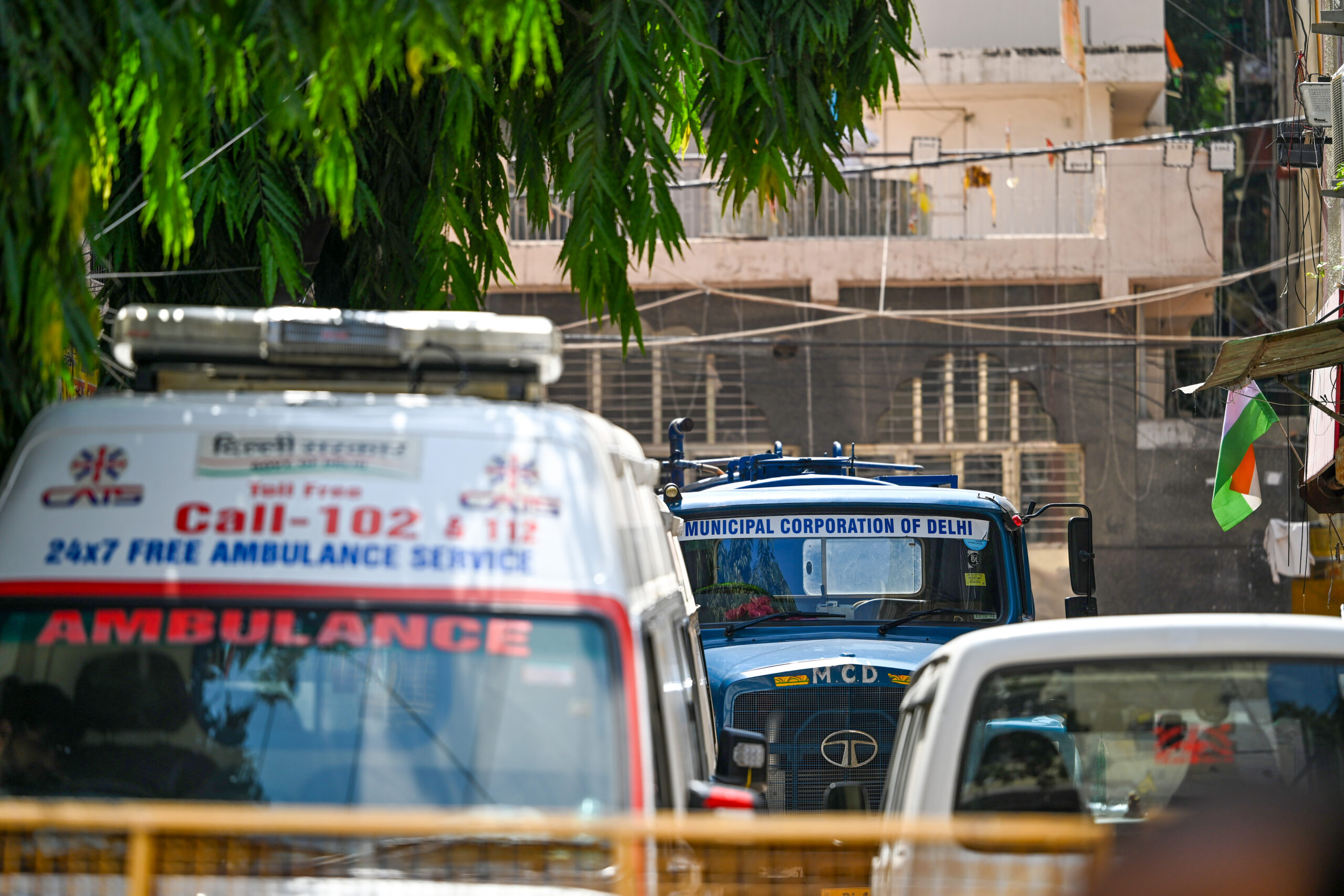 New Delhi: Adjoining building demolished after collapse at Satya Niketan #Gallery New Delhi: Adjoining building demolished after collapse at Satya Niketan #Gallery