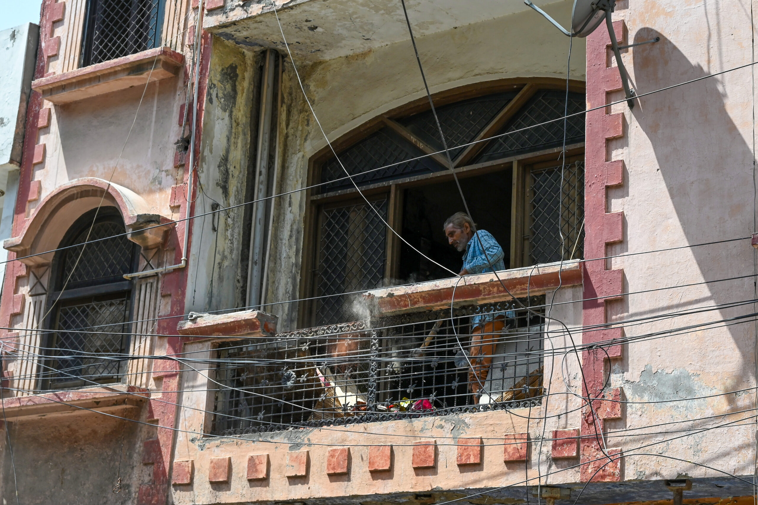 New Delhi: MCD Demolishes Three Storey Building in Geeta Colony #Gallery New Delhi: MCD Demolishes Three Storey Building in Geeta Colony #Gallery
