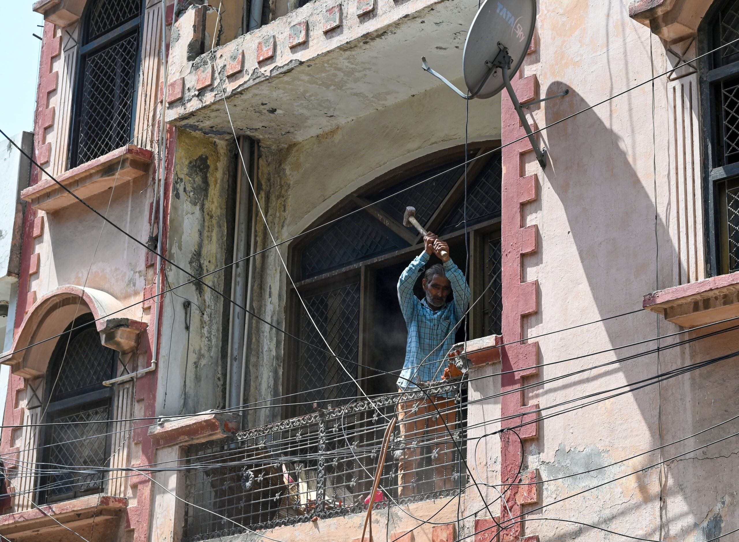 New Delhi: MCD Demolishes Three Storey Building in Geeta Colony #Gallery New Delhi: MCD Demolishes Three Storey Building in Geeta Colony #Gallery