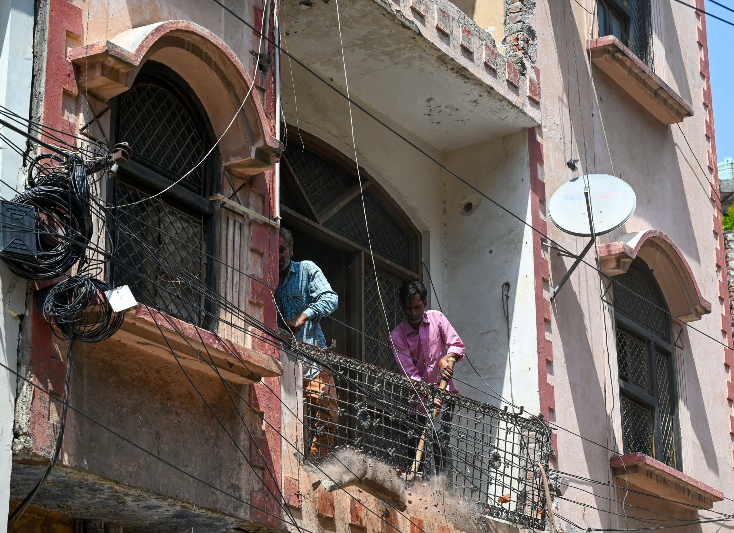 New Delhi: MCD Demolishes Three Storey Building in Geeta Colony #Gallery New Delhi: MCD Demolishes Three Storey Building in Geeta Colony #Gallery