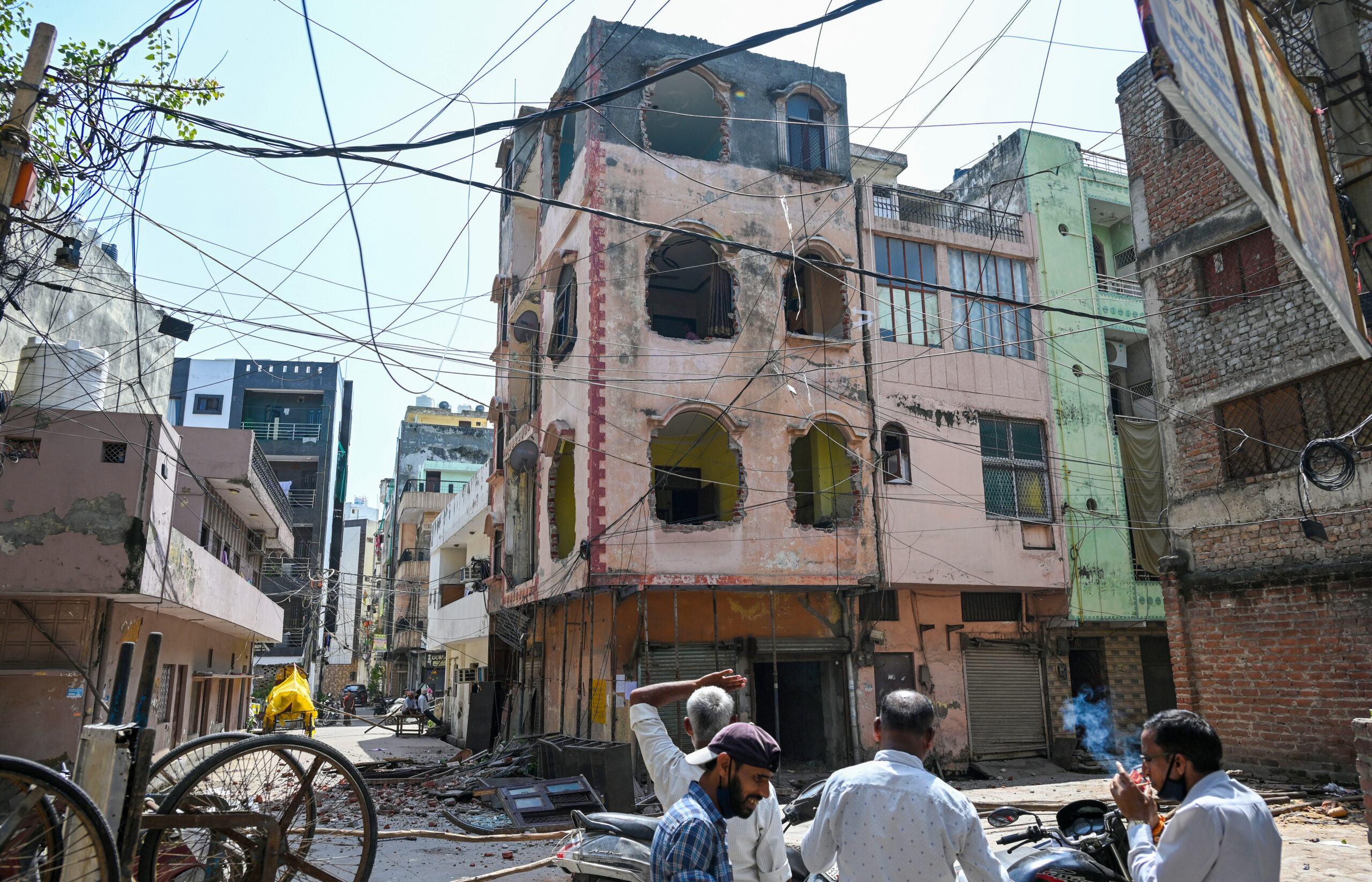 New Delhi: MCD Demolishes Three Storey Building in Geeta Colony #Gallery New Delhi: MCD Demolishes Three Storey Building in Geeta Colony #Gallery