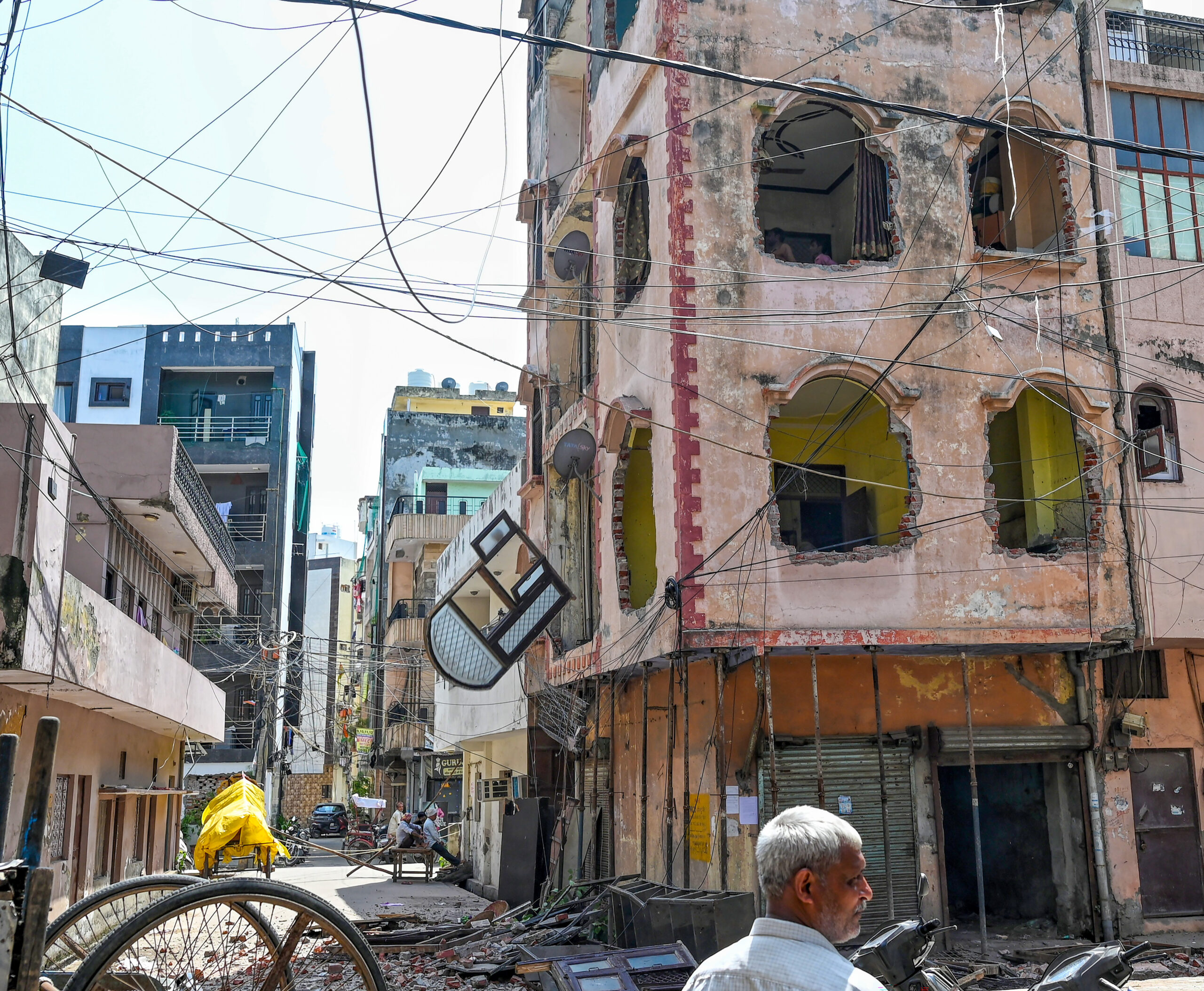 New Delhi: MCD Demolishes Three Storey Building in Geeta Colony #Gallery New Delhi: MCD Demolishes Three Storey Building in Geeta Colony #Gallery