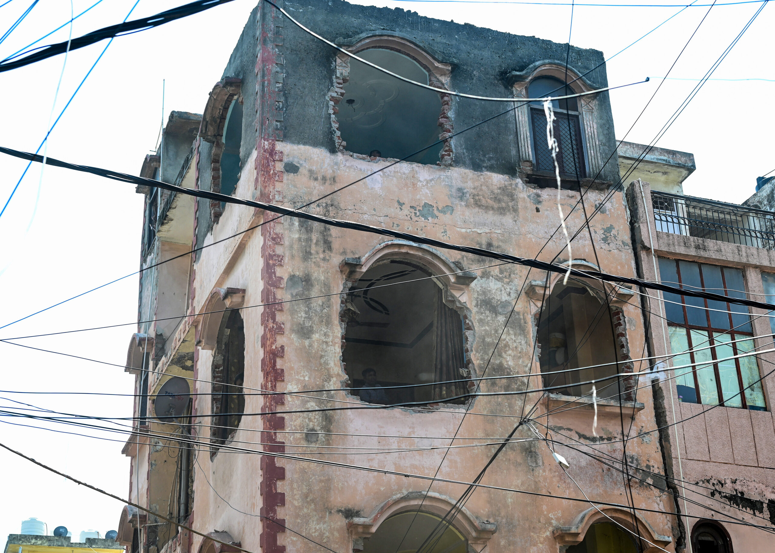 New Delhi: MCD Demolishes Three Storey Building in Geeta Colony #Gallery New Delhi: MCD Demolishes Three Storey Building in Geeta Colony #Gallery