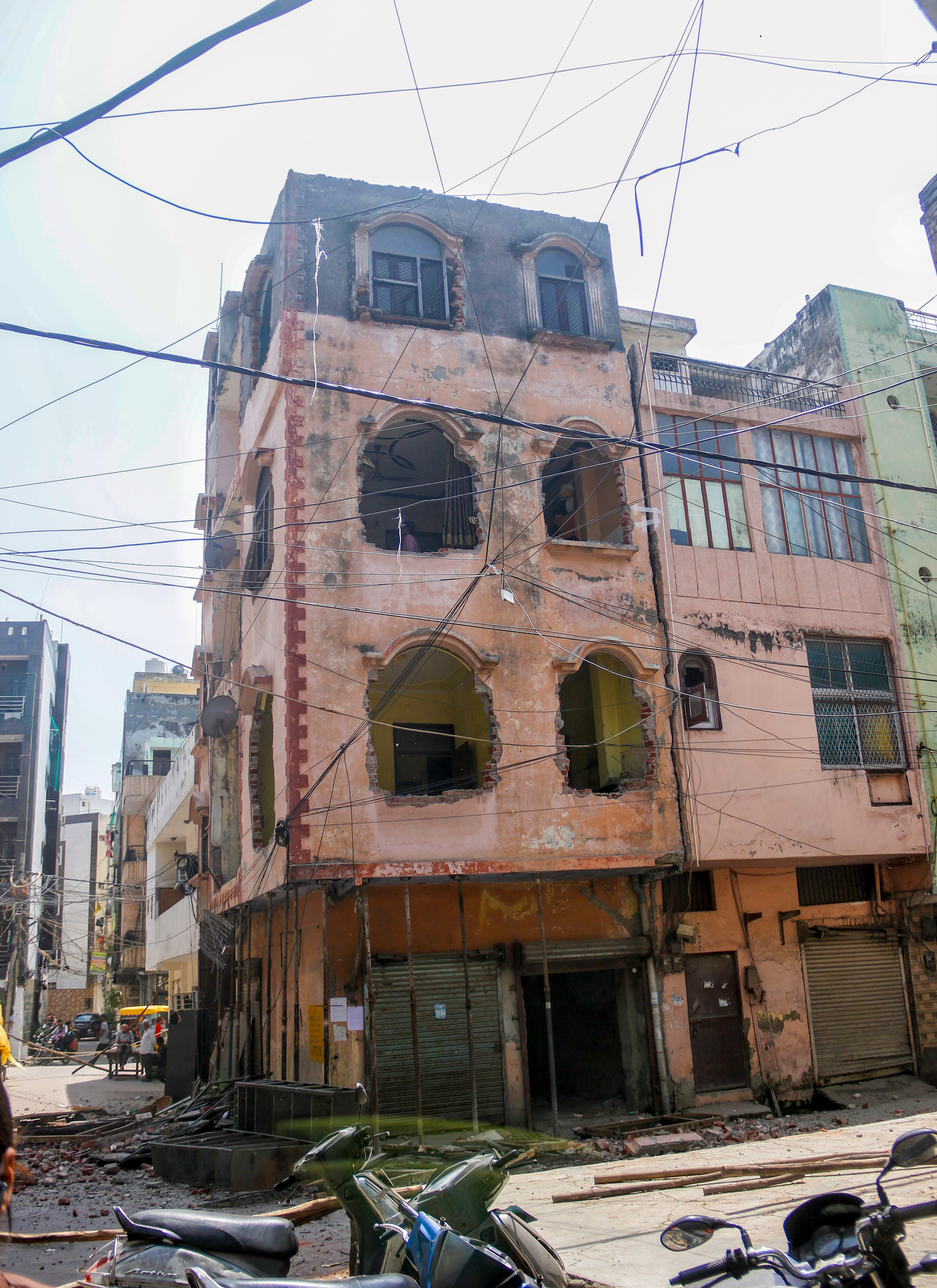 New Delhi: MCD Demolishes Three Storey Building in Geeta Colony #Gallery New Delhi: MCD Demolishes Three Storey Building in Geeta Colony #Gallery