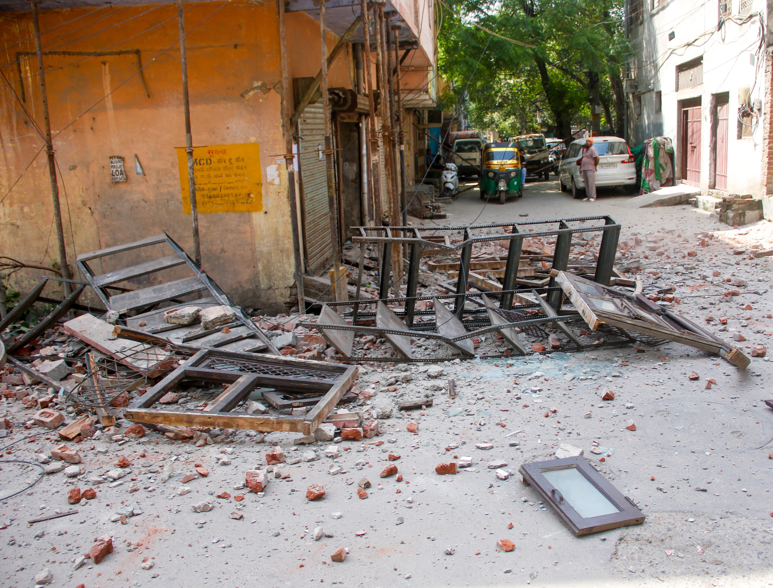 New Delhi: MCD Demolishes Three Storey Building in Geeta Colony #Gallery New Delhi: MCD Demolishes Three Storey Building in Geeta Colony #Gallery