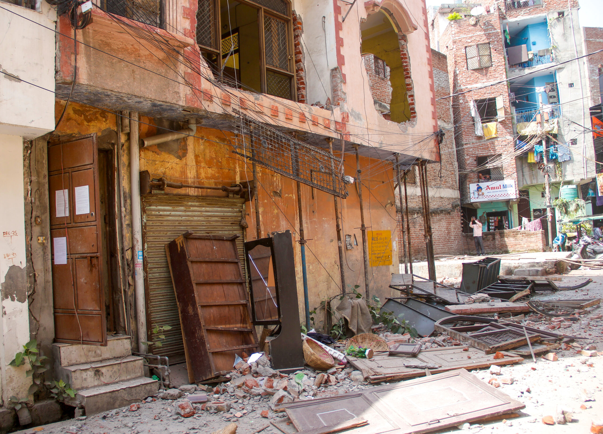 New Delhi: MCD Demolishes Three Storey Building in Geeta Colony #Gallery New Delhi: MCD Demolishes Three Storey Building in Geeta Colony #Gallery