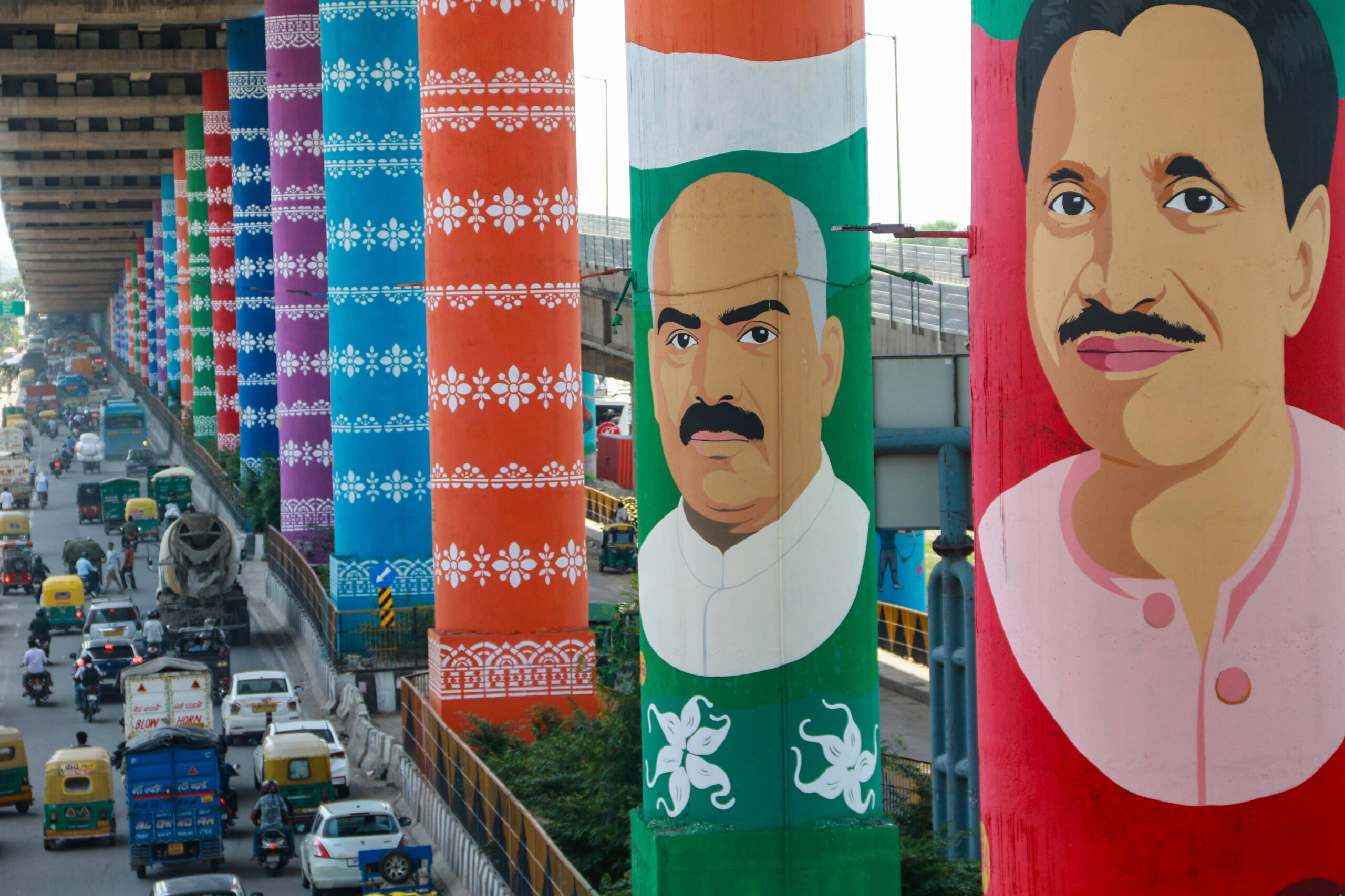 New Delhi: Political Artwork Adorns Highway Pillars #Gallery New Delhi: Political Artwork Adorns Highway Pillars #Gallery