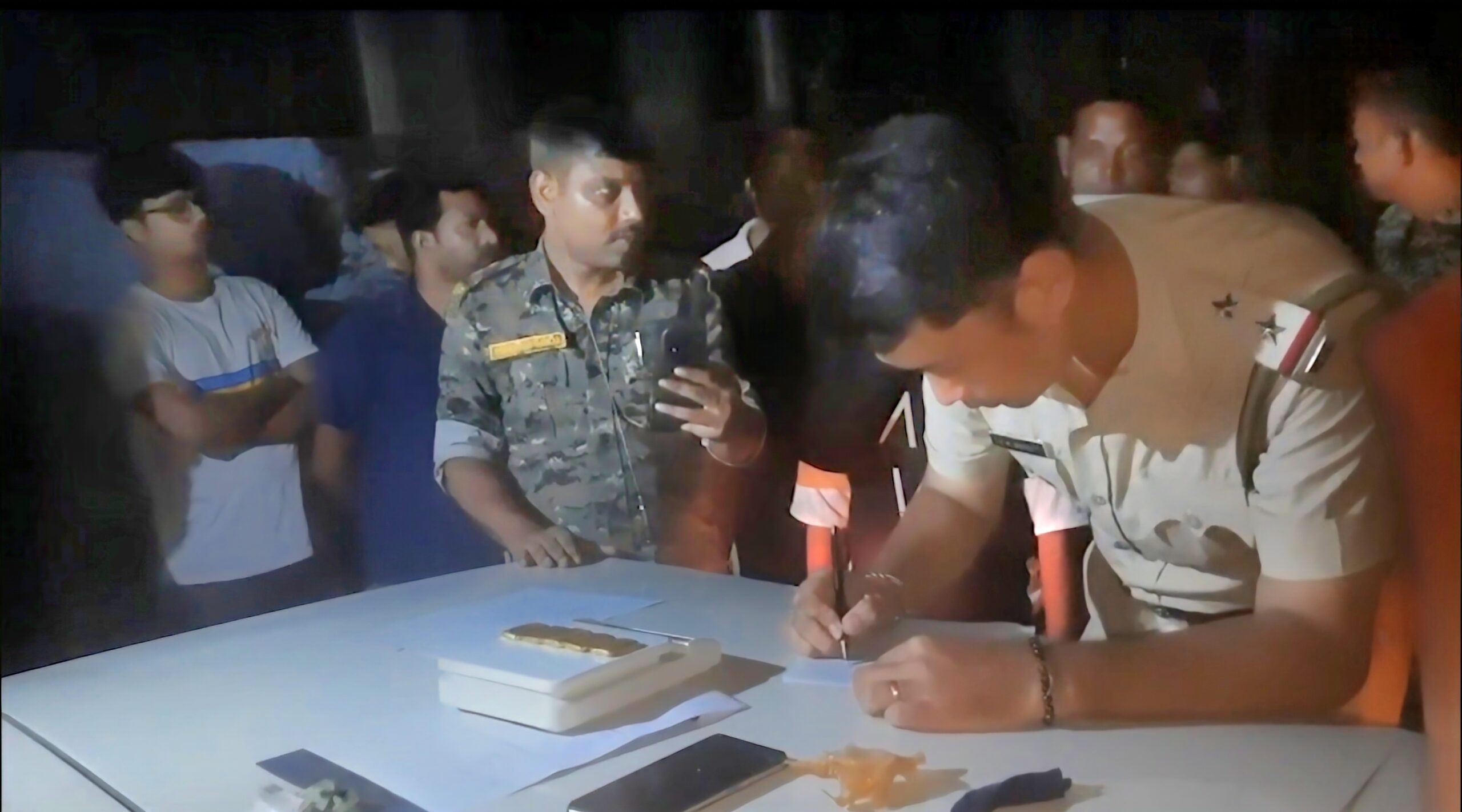 Police arrest man with 681 gm gold biscuits worth Rs 90 lakh in Bengal's Cooch Behar Police arrest man with 681 gm gold biscuits worth Rs 90 lakh in Bengal's Cooch Behar
