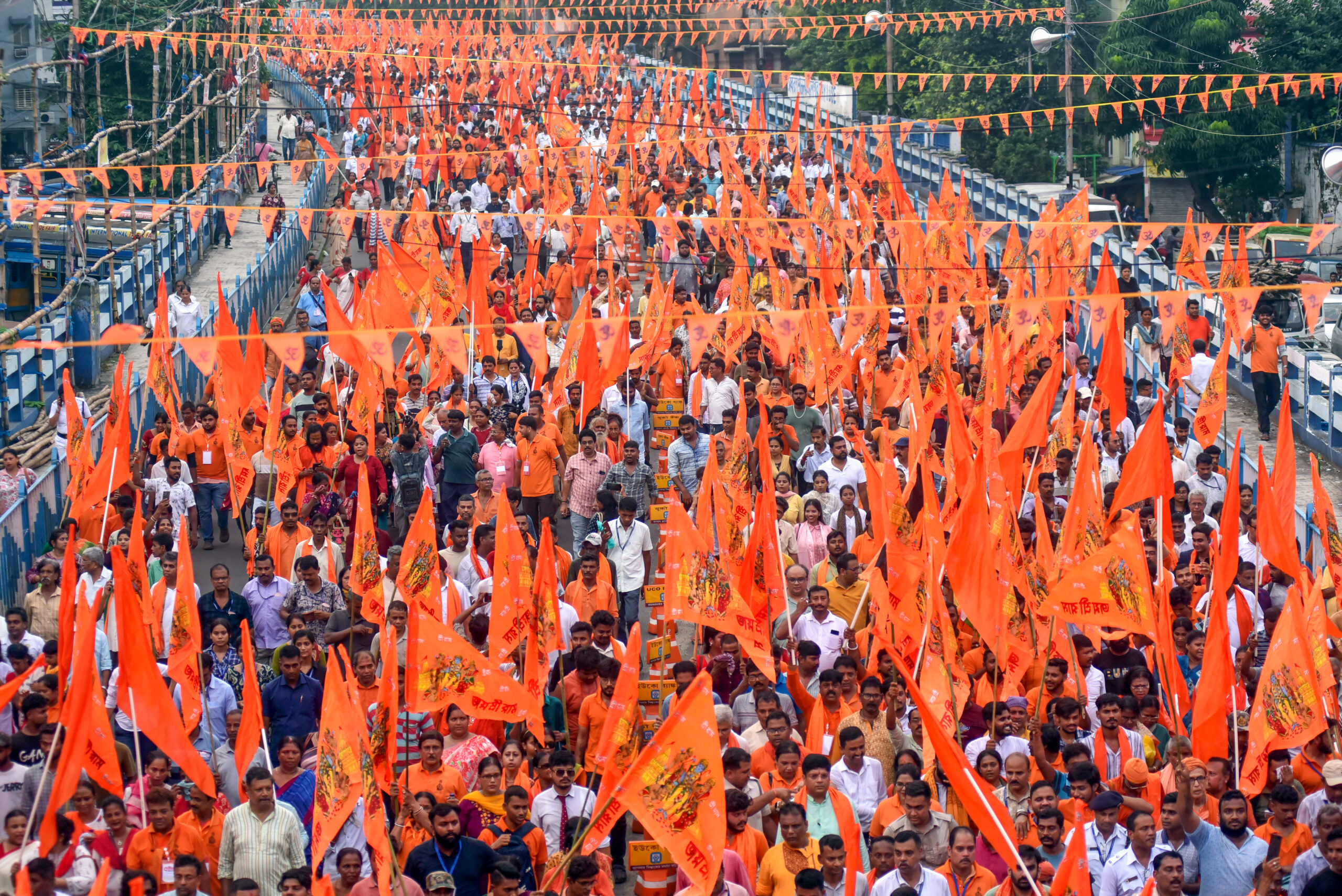 Kolkata: CM Suvendu Adhikari participates in the 'Gerua Samman Yatra' #Gallery Kolkata: CM Suvendu Adhikari participates in the 'Gerua Samman Yatra' #Gallery