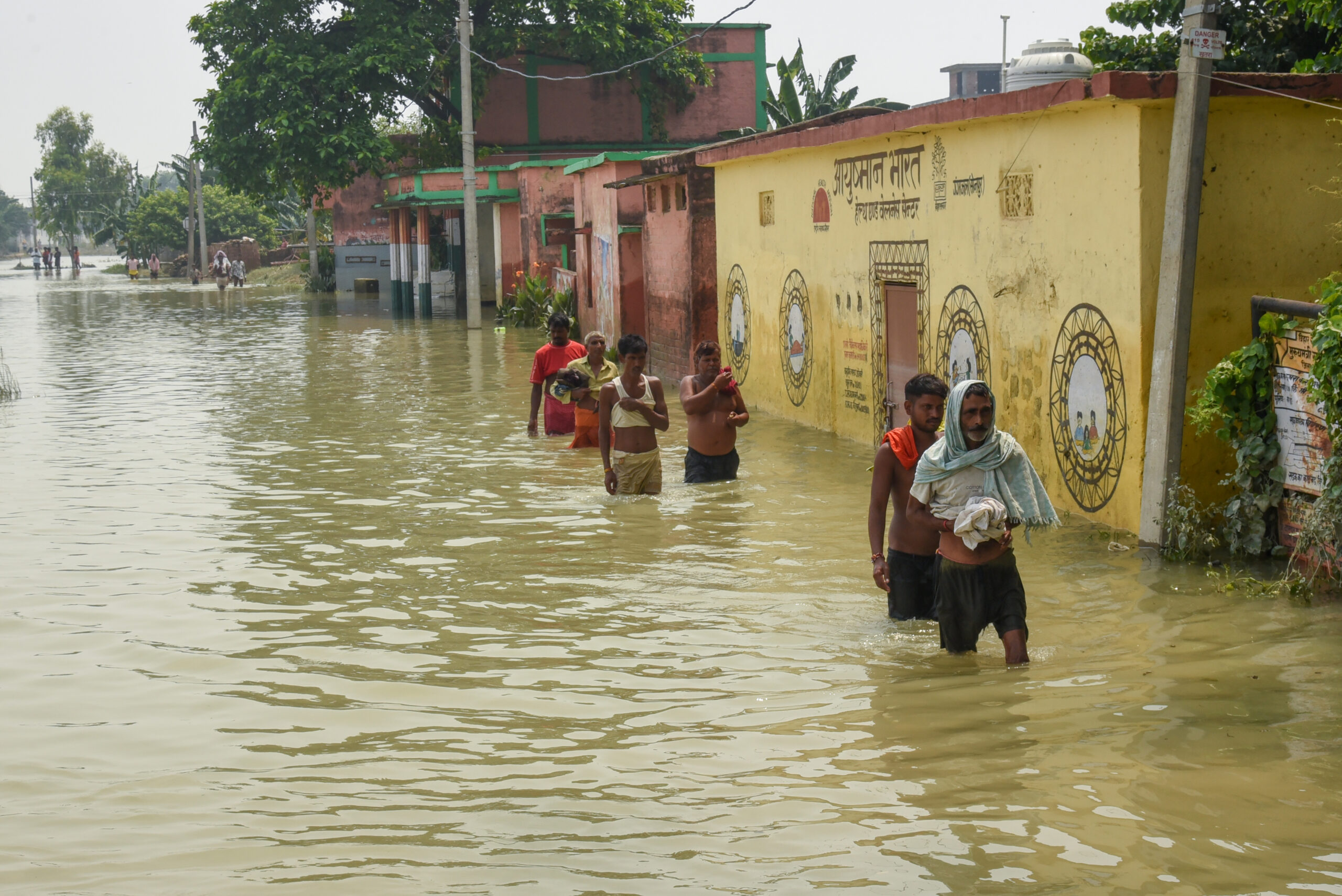Saran: People Wade Through Flooded Area #Gallery Saran: People Wade Through Flooded Area #Gallery