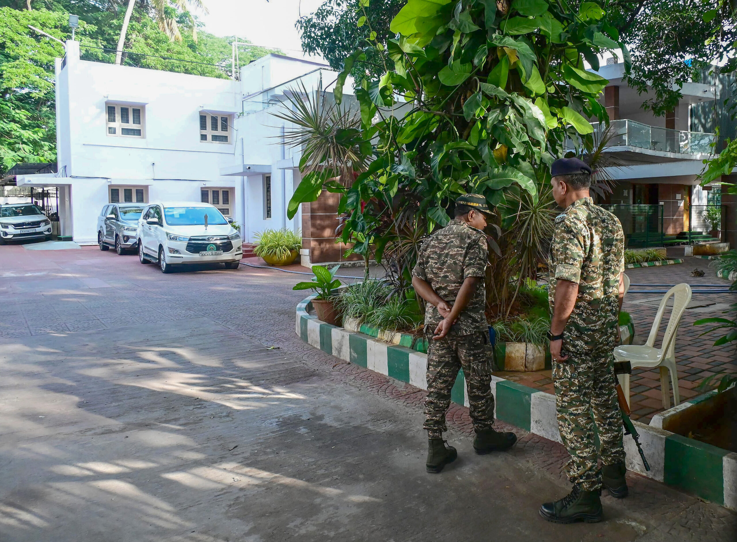 Bengaluru: ED Raid at Karnataka Minister Satish Jarkiholi's Residence #Gallery Bengaluru: ED Raid at Karnataka Minister Satish Jarkiholi's Residence #Gallery