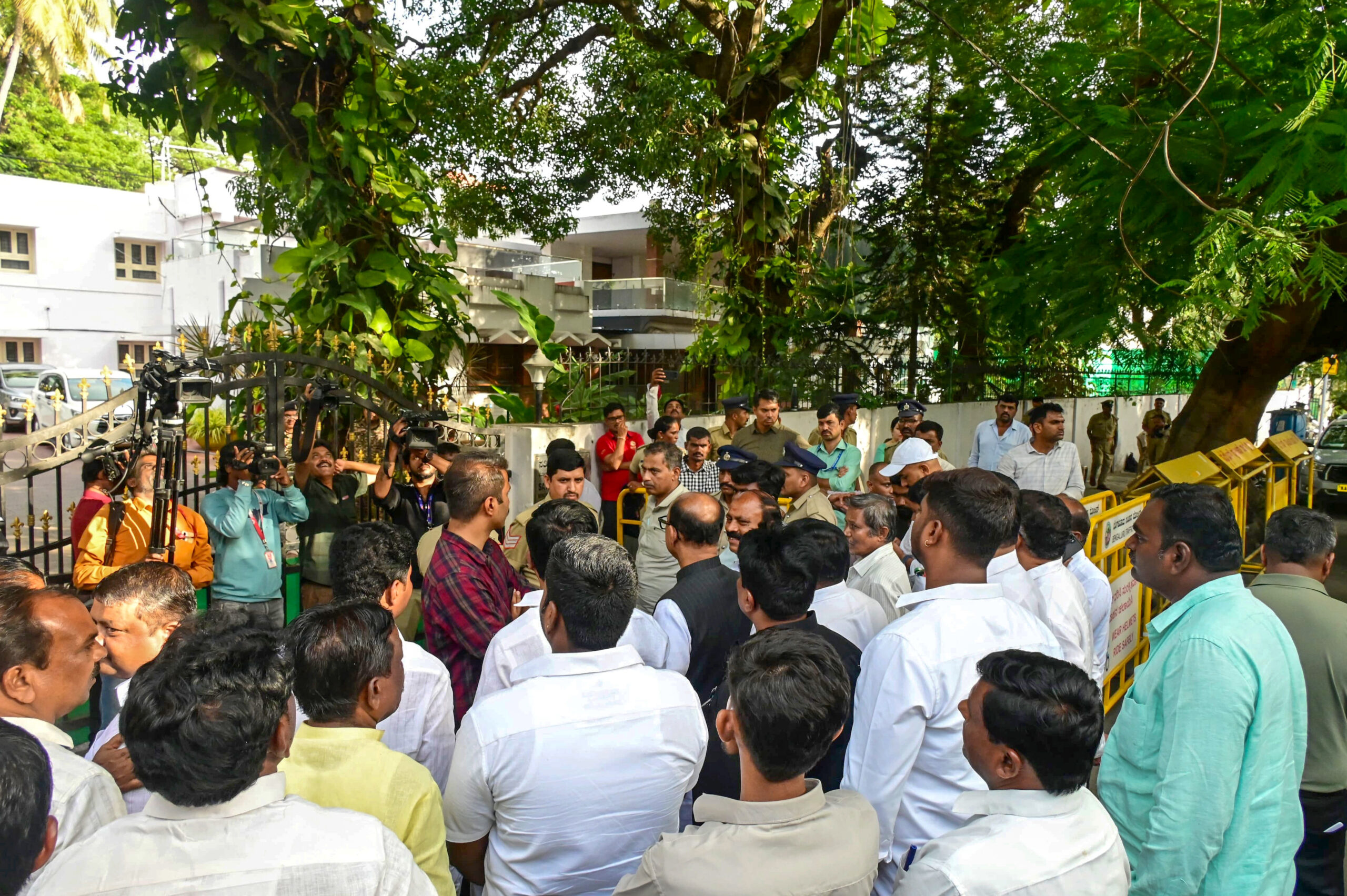 Bengaluru: ED Raid at Karnataka Minister Satish Jarkiholi's Residence #Gallery Bengaluru: ED Raid at Karnataka Minister Satish Jarkiholi's Residence #Gallery