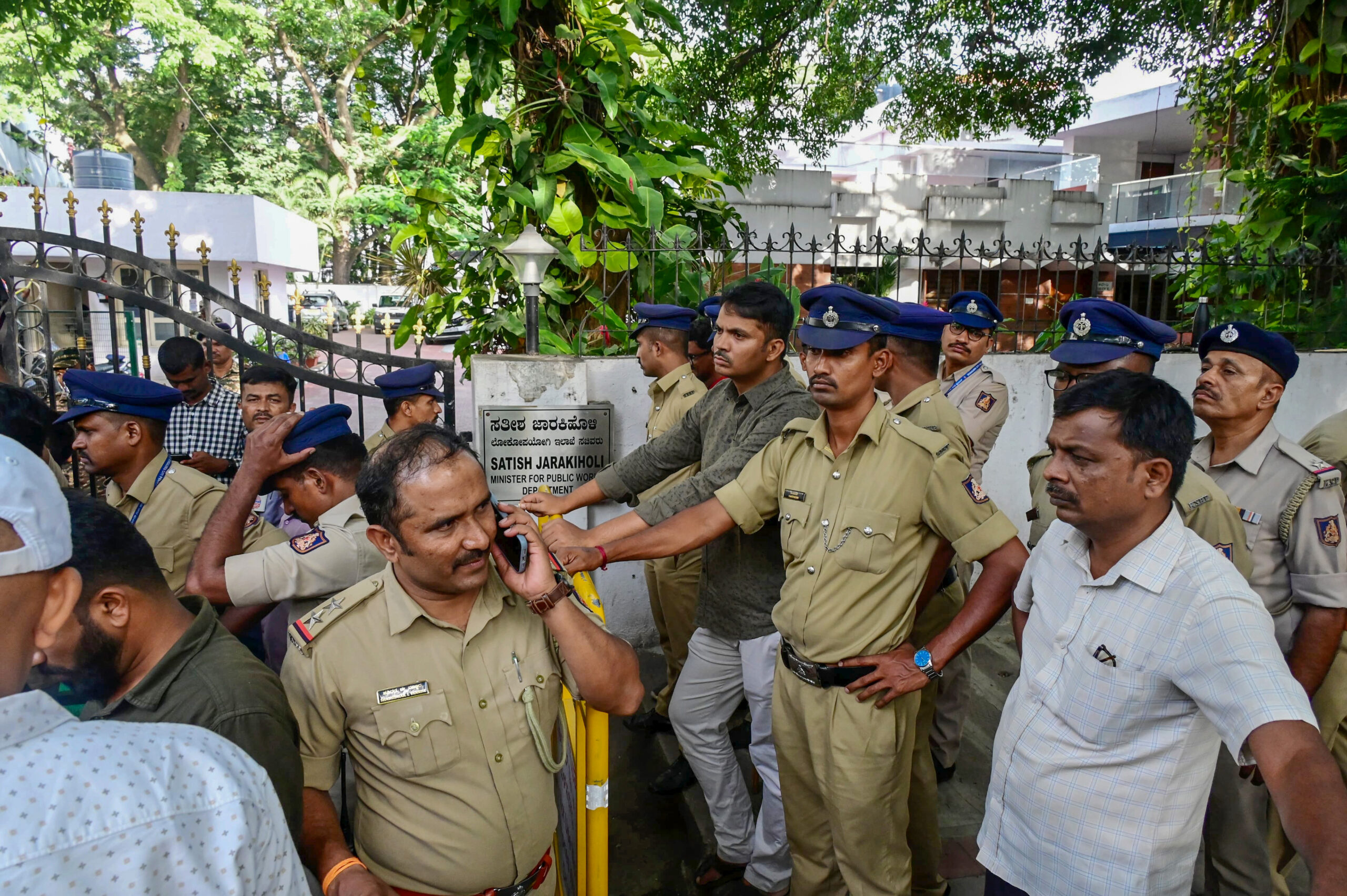 Bengaluru: ED Raid at Karnataka Minister Satish Jarkiholi's Residence #Gallery Bengaluru: ED Raid at Karnataka Minister Satish Jarkiholi's Residence #Gallery