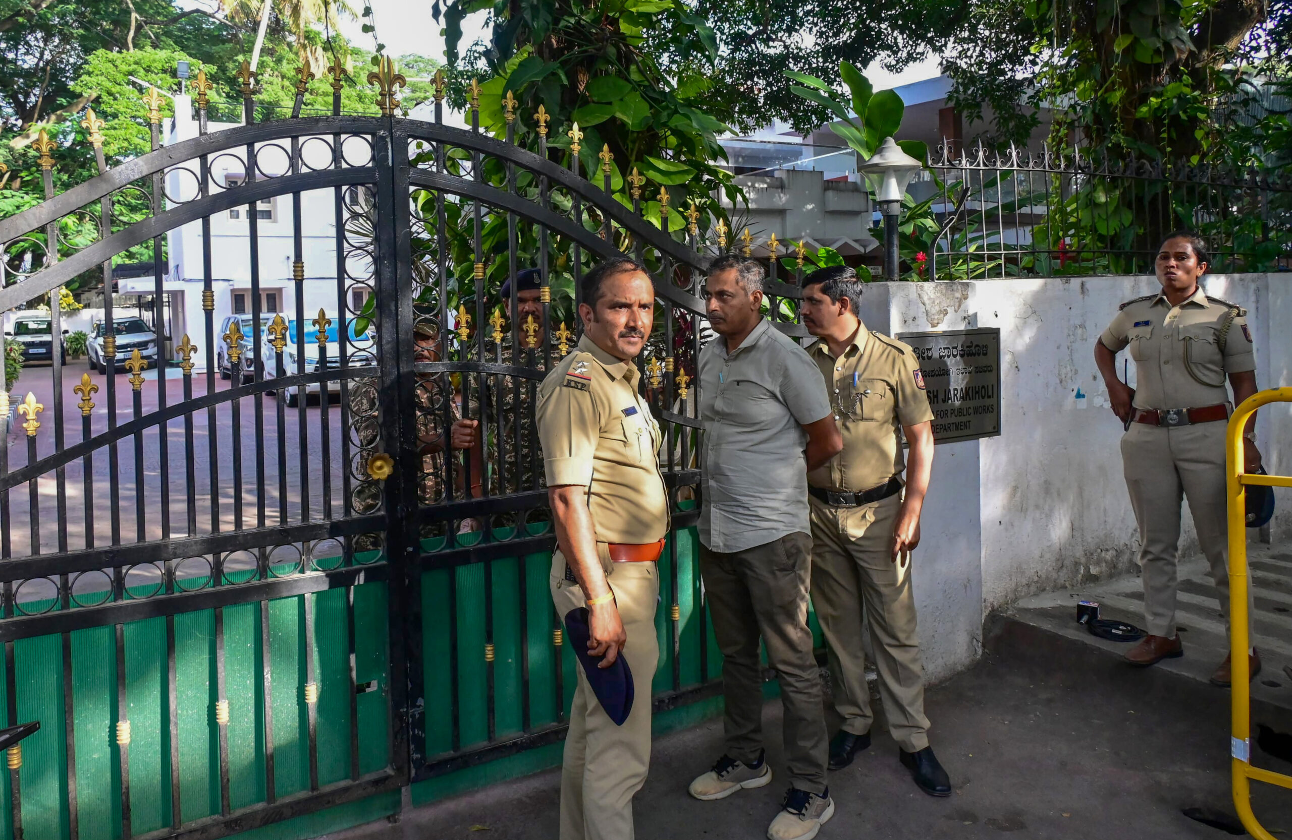 Bengaluru: ED Raid at Karnataka Minister Satish Jarkiholi's Residence #Gallery Bengaluru: ED Raid at Karnataka Minister Satish Jarkiholi's Residence #Gallery