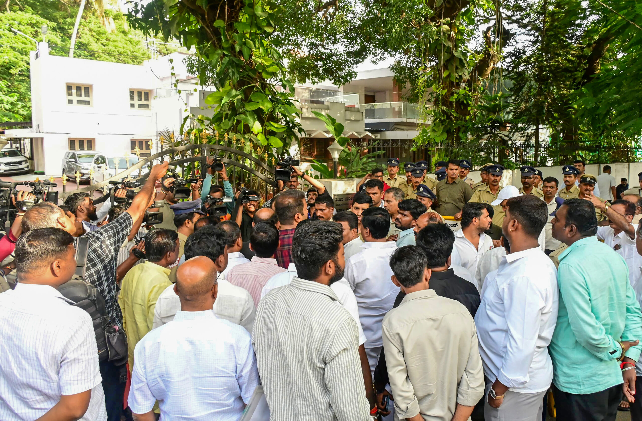 Bengaluru: ED Raid at Karnataka Minister Satish Jarkiholi's Residence #Gallery Bengaluru: ED Raid at Karnataka Minister Satish Jarkiholi's Residence #Gallery