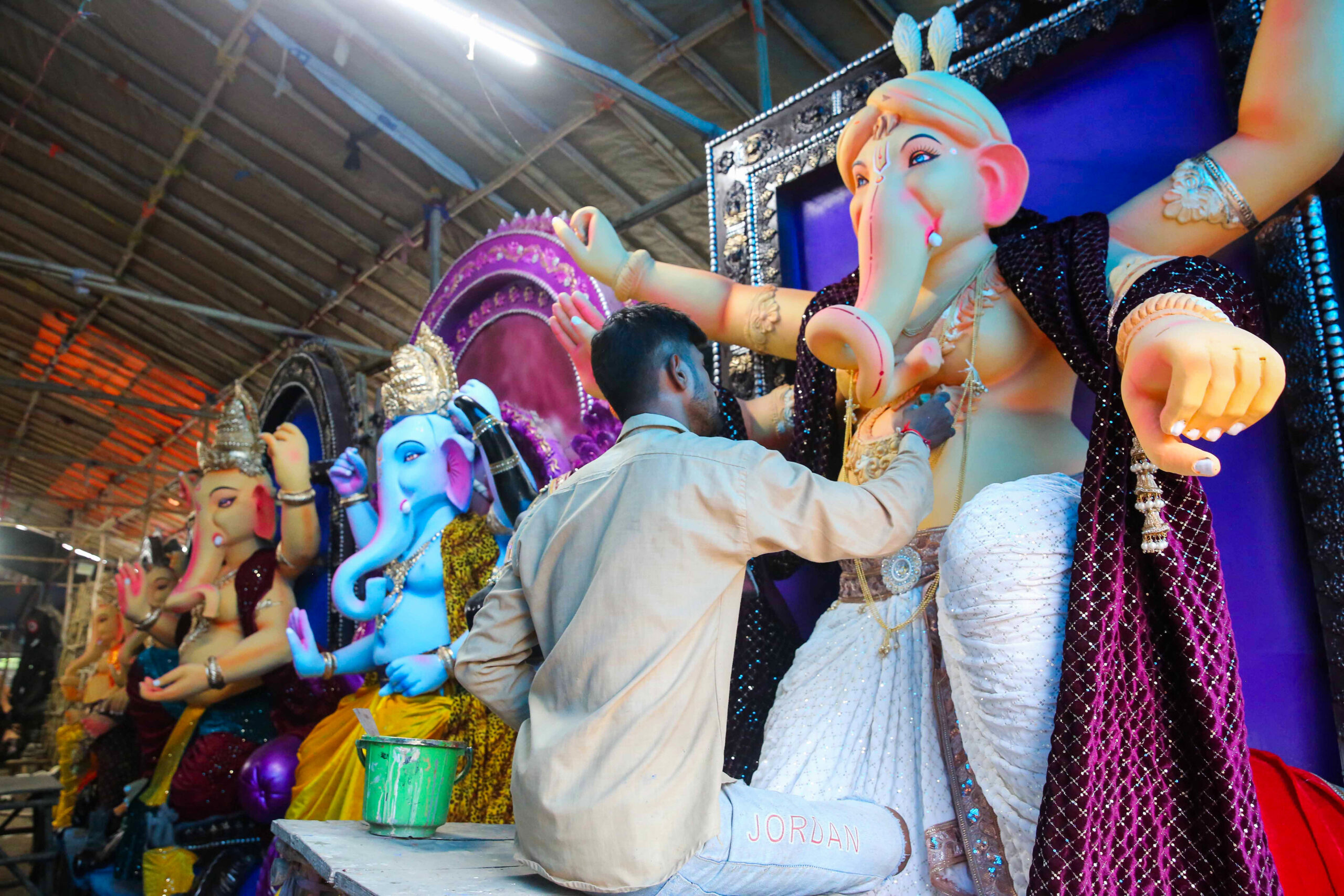 Bhopal: Artists Give Final Touches to Lord Ganesha Idol #Gallery Bhopal: Artists Give Final Touches to Lord Ganesha Idol #Gallery
