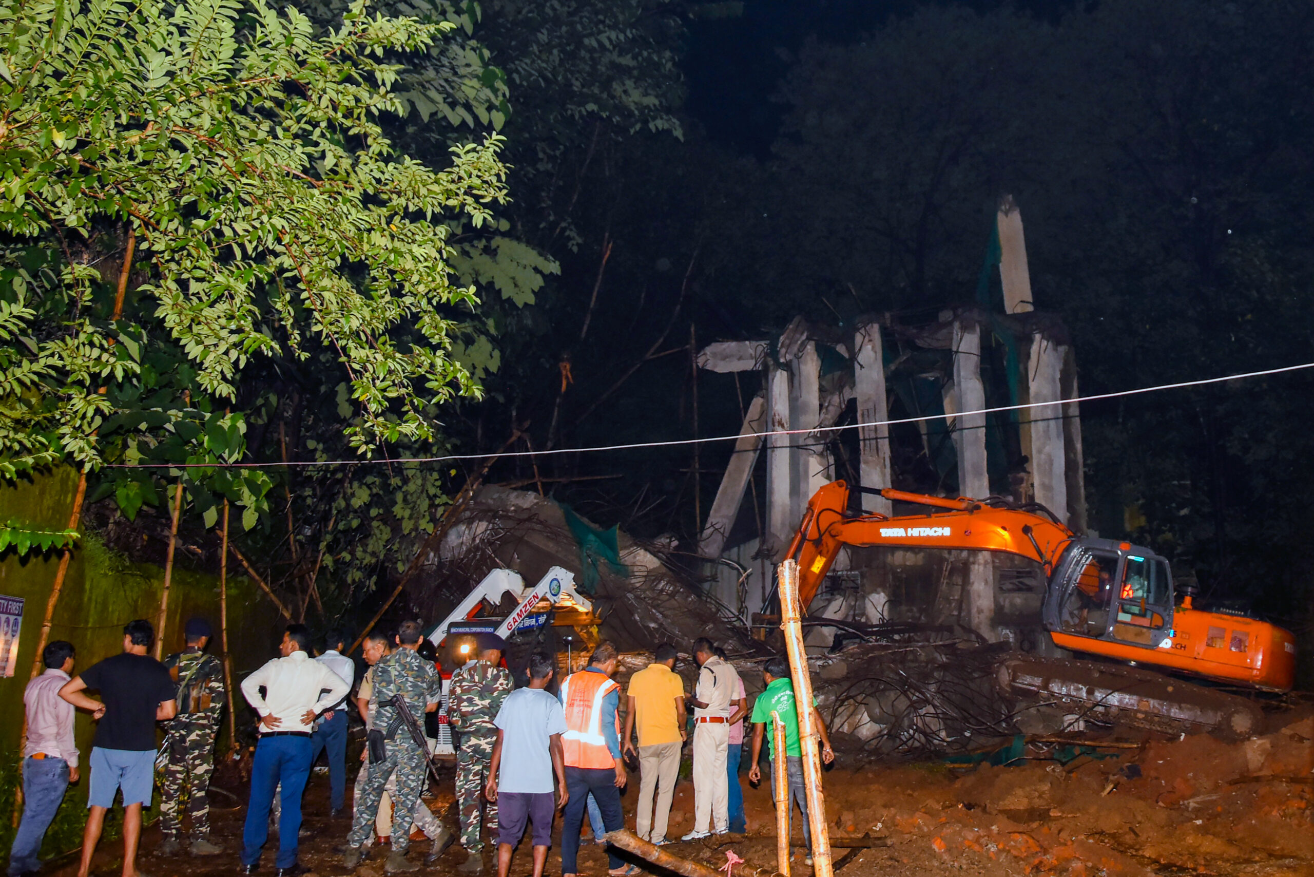 Ranchi: Police personnel, Ranchi Municipal Corporation (RMC) workers and Jharkhand State Electricity Board (JSEB) personnel take part in a rescue operation after a high-rise water tank collapses near Kotwali Police Station in Upper Bazar, Ranchi, Jharkhand, on Wednesday, September 9, 2026. (Photo: IANS)
