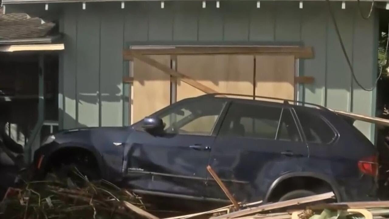 Hurricane Lowell threw "trees through the cars" in Hawaii, man says (Video) Hurricane Lowell threw "trees through the cars" in Hawaii, man says (Video)