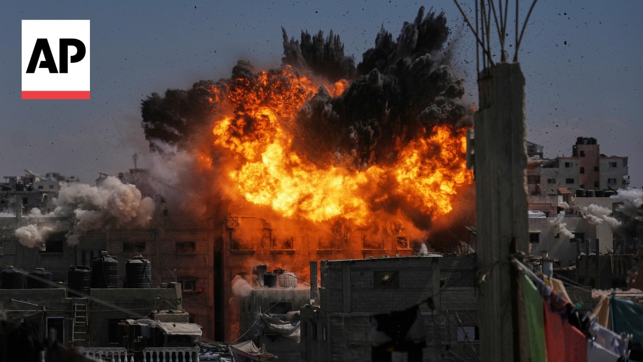 Video shows an Israel airstrike hitting a refugee camp in Gaza City (Video)