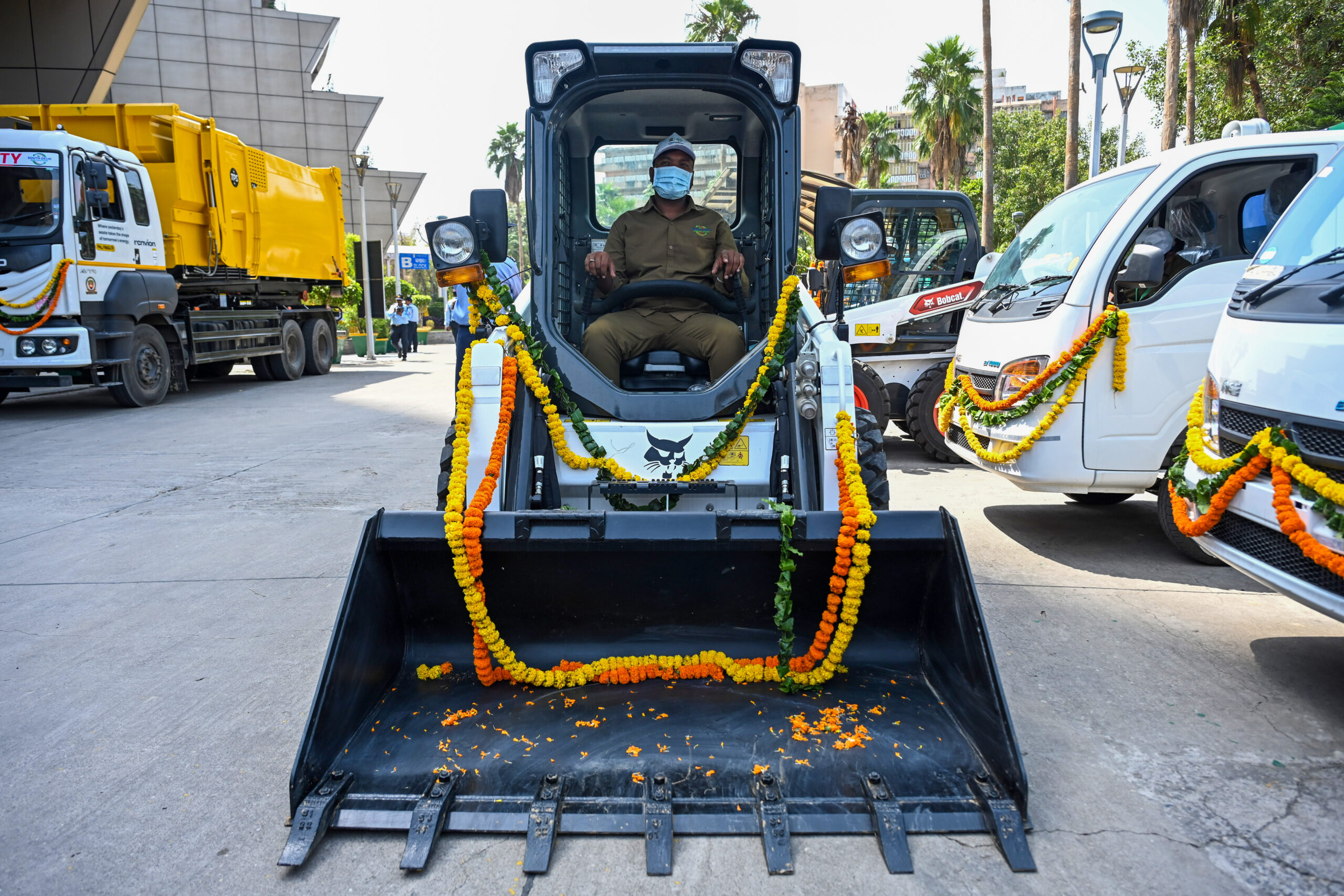New Delhi: MCD flags off waste collection vehicles #Gallery New Delhi: MCD flags off waste collection vehicles #Gallery