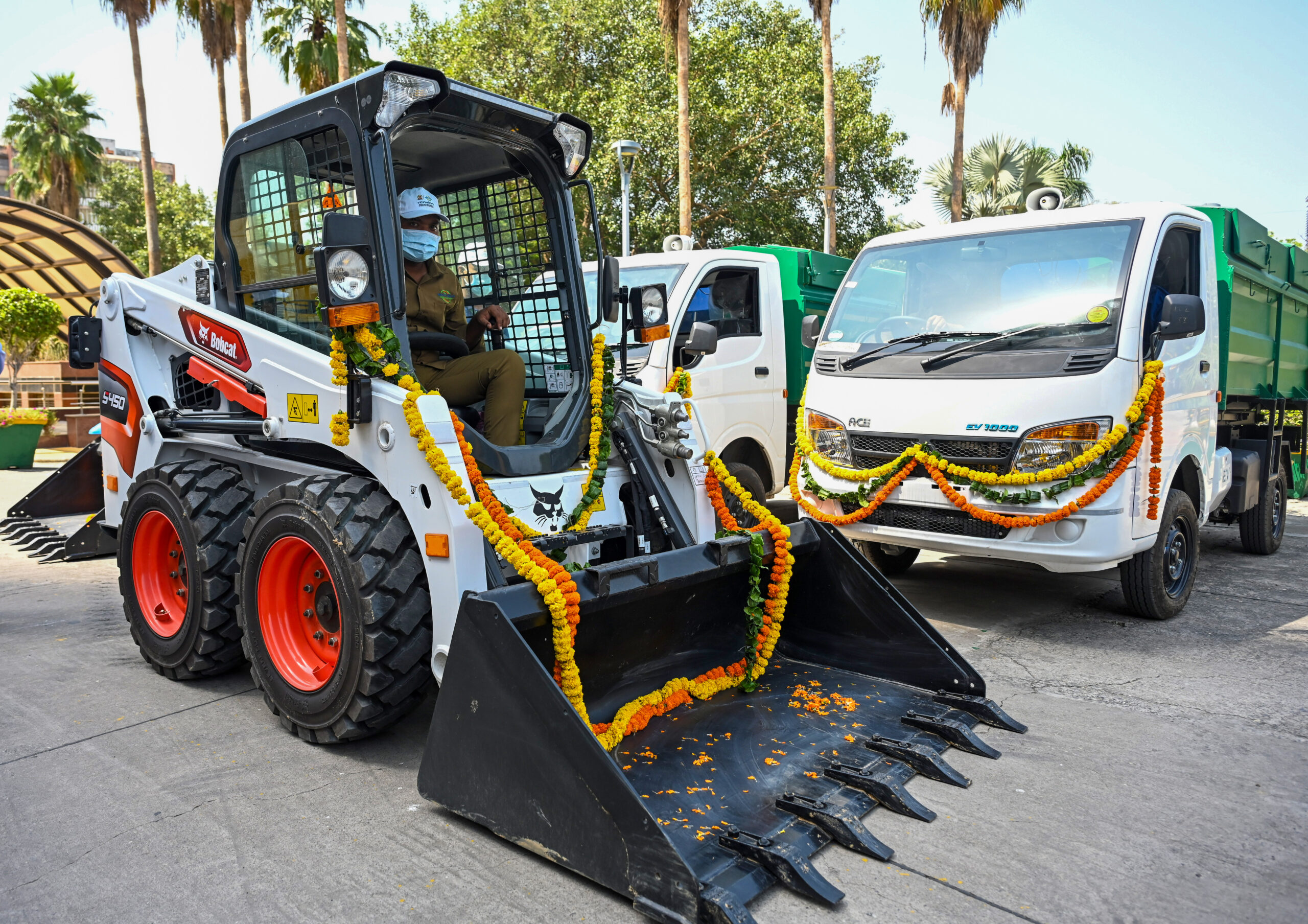 New Delhi: MCD flags off waste collection vehicles #Gallery New Delhi: MCD flags off waste collection vehicles #Gallery