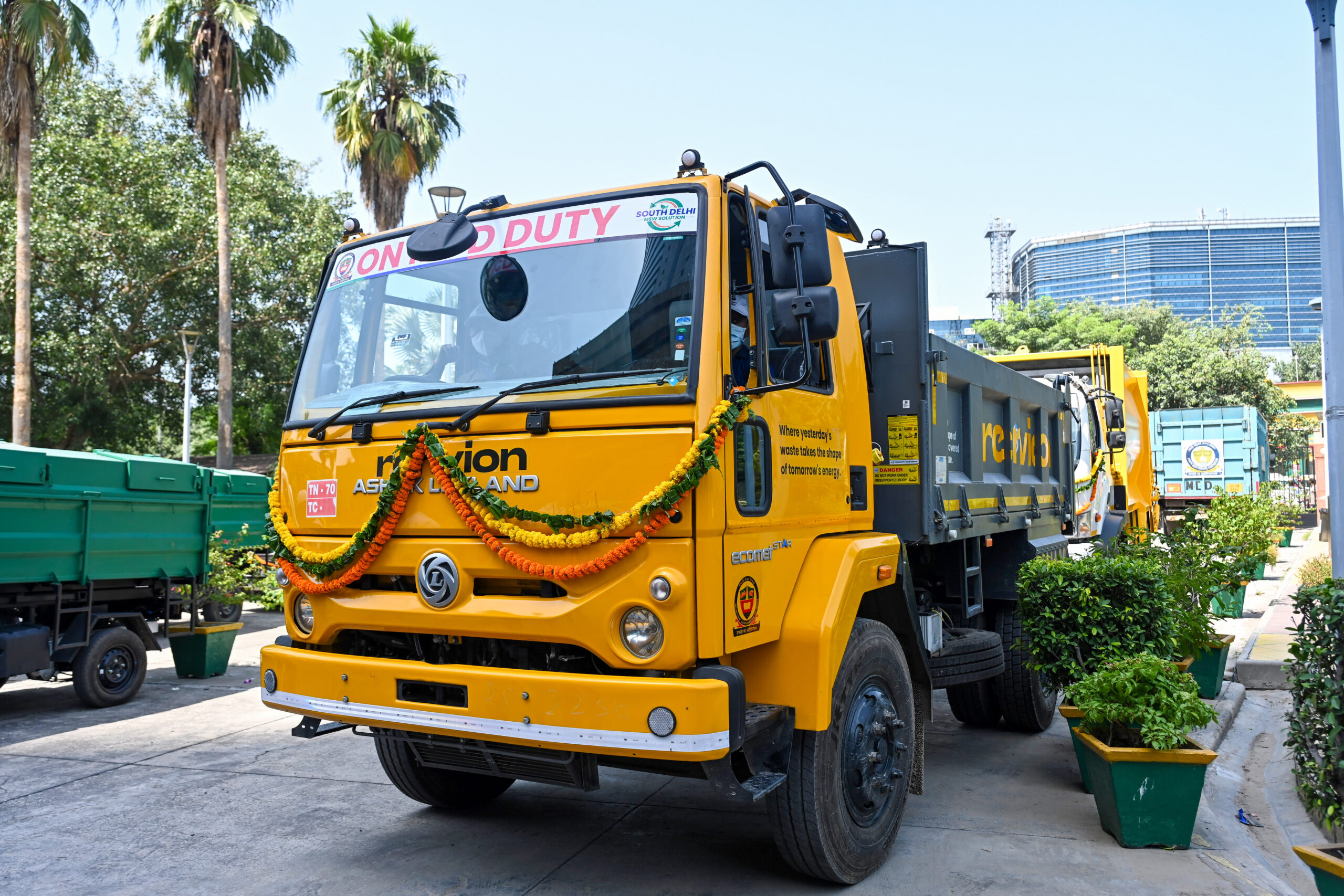 New Delhi: MCD flags off waste collection vehicles #Gallery New Delhi: MCD flags off waste collection vehicles #Gallery