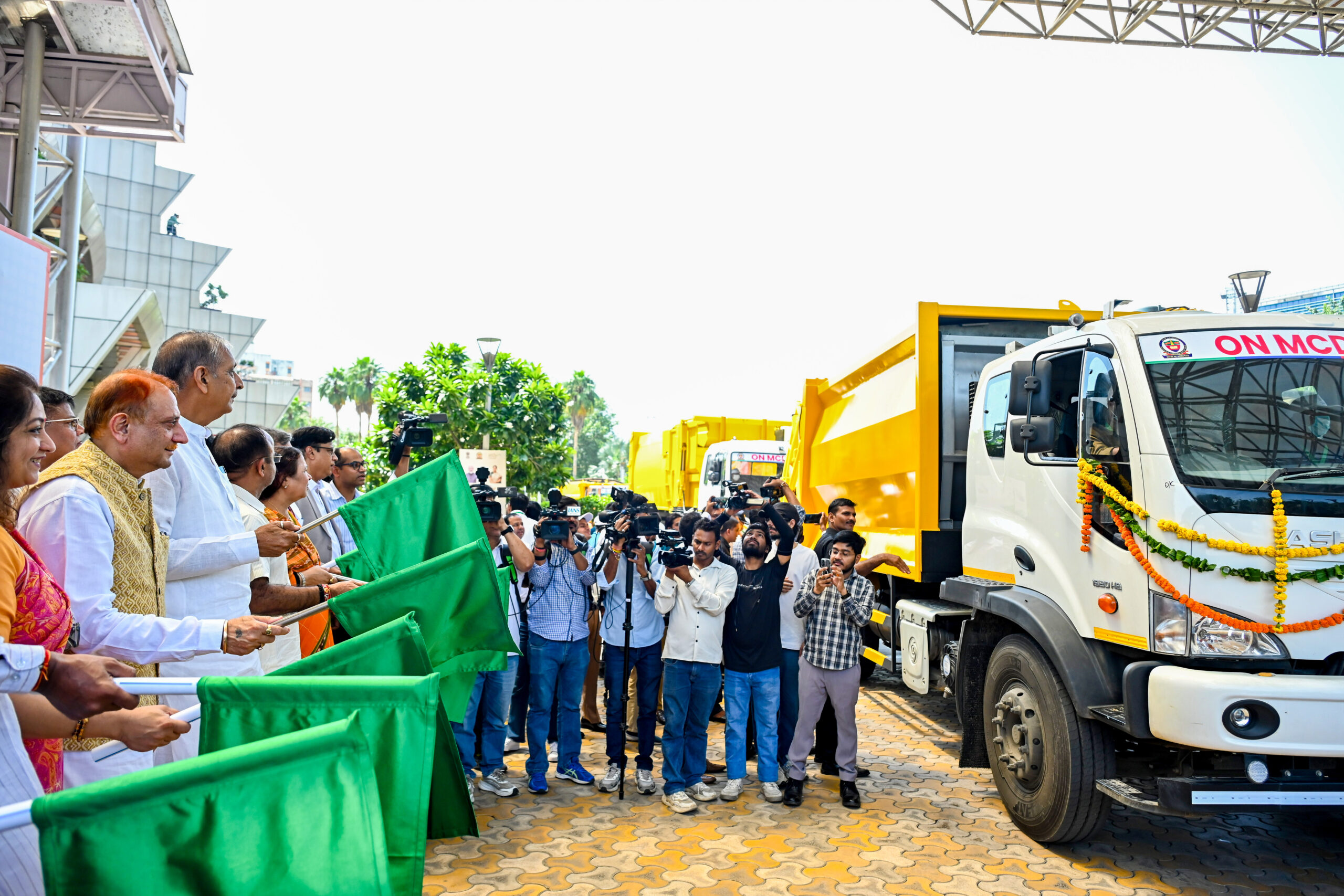 New Delhi: MCD flags off waste collection vehicles #Gallery New Delhi: MCD flags off waste collection vehicles #Gallery