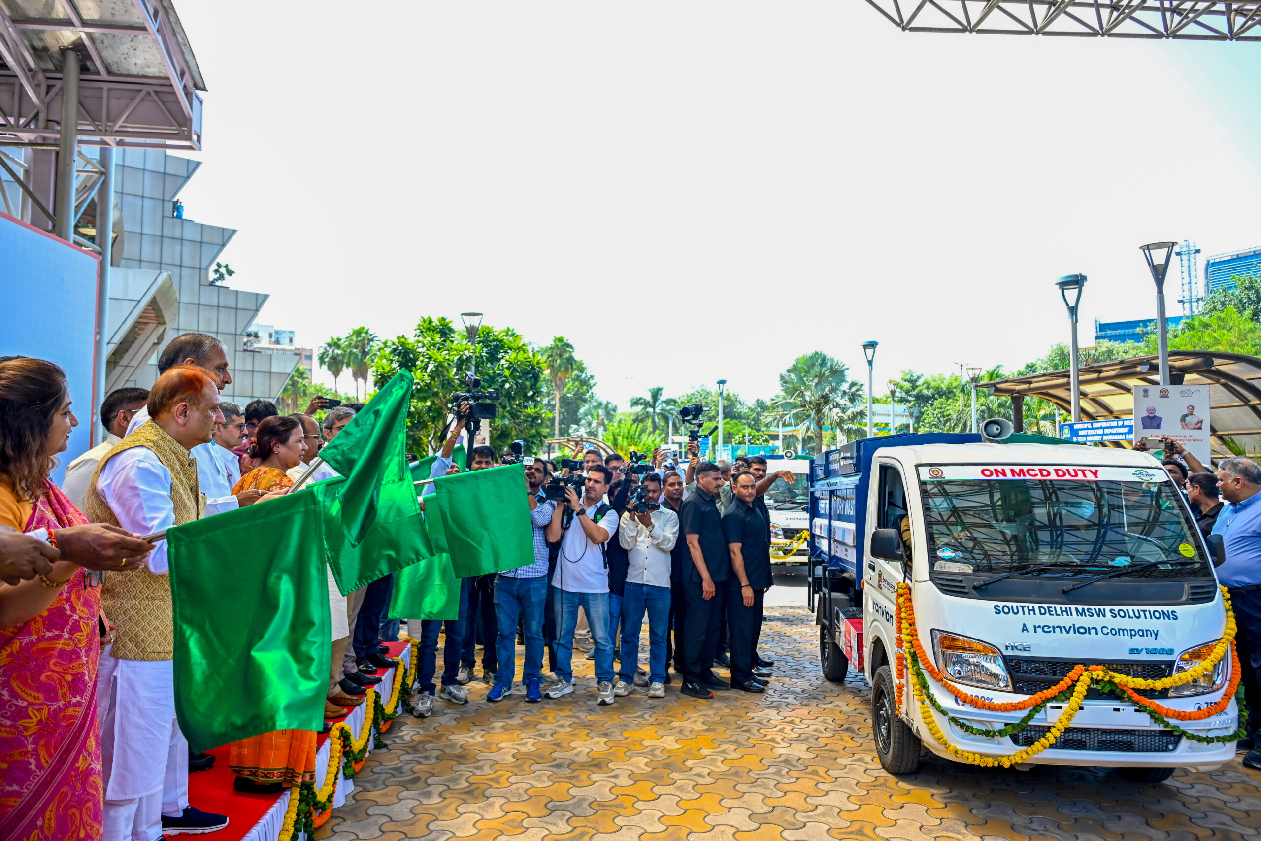 New Delhi: MCD flags off waste collection vehicles #Gallery New Delhi: MCD flags off waste collection vehicles #Gallery