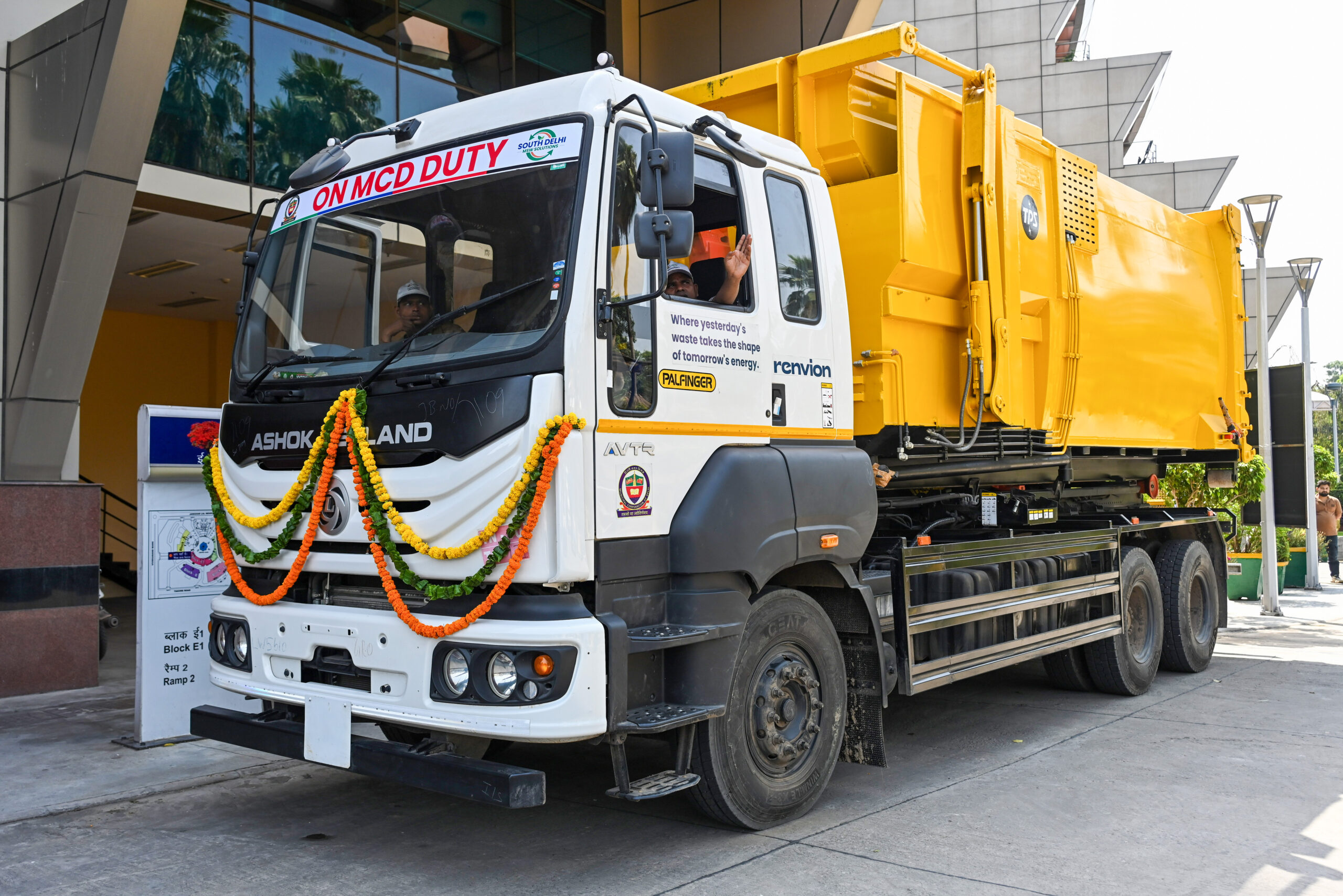 New Delhi: MCD flags off waste collection vehicles #Gallery New Delhi: MCD flags off waste collection vehicles #Gallery