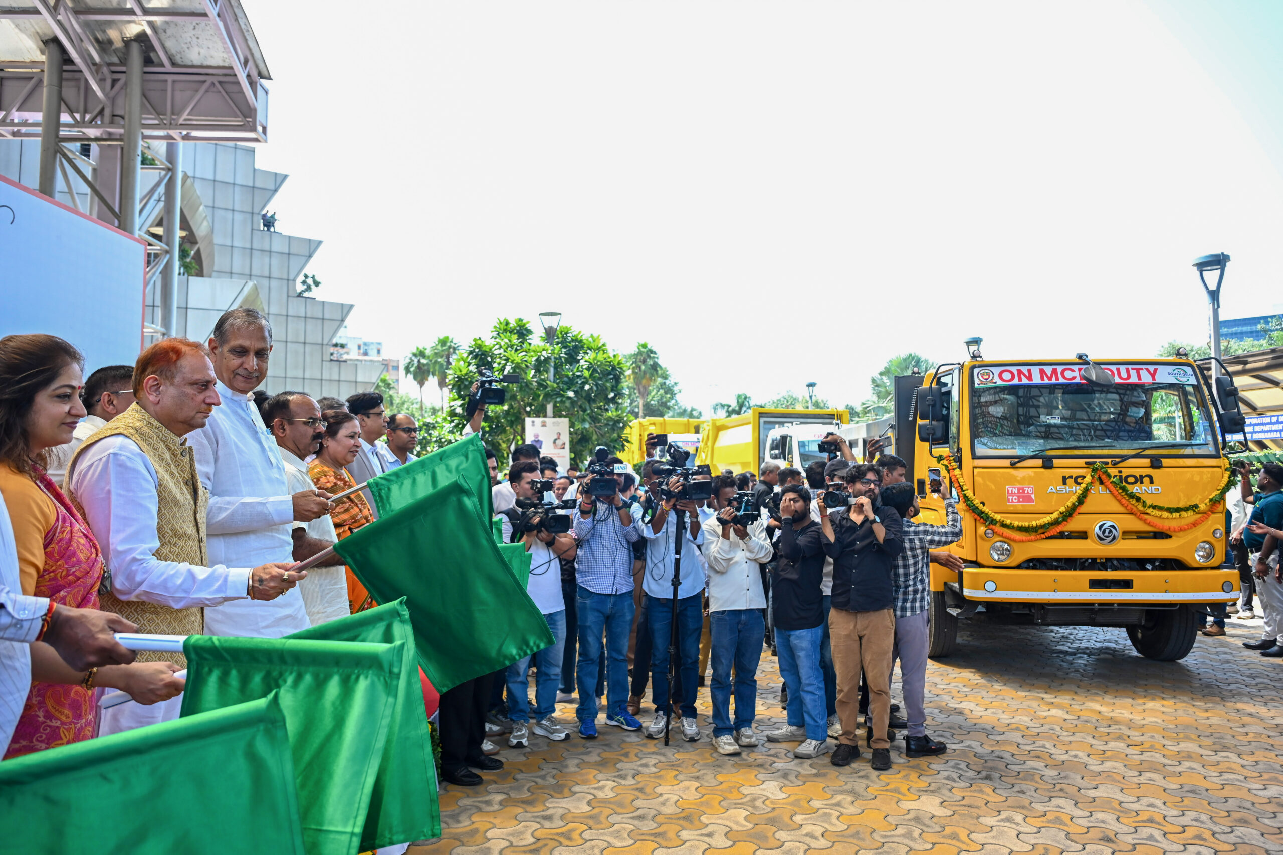 New Delhi: MCD flags off waste collection vehicles #Gallery New Delhi: MCD flags off waste collection vehicles #Gallery