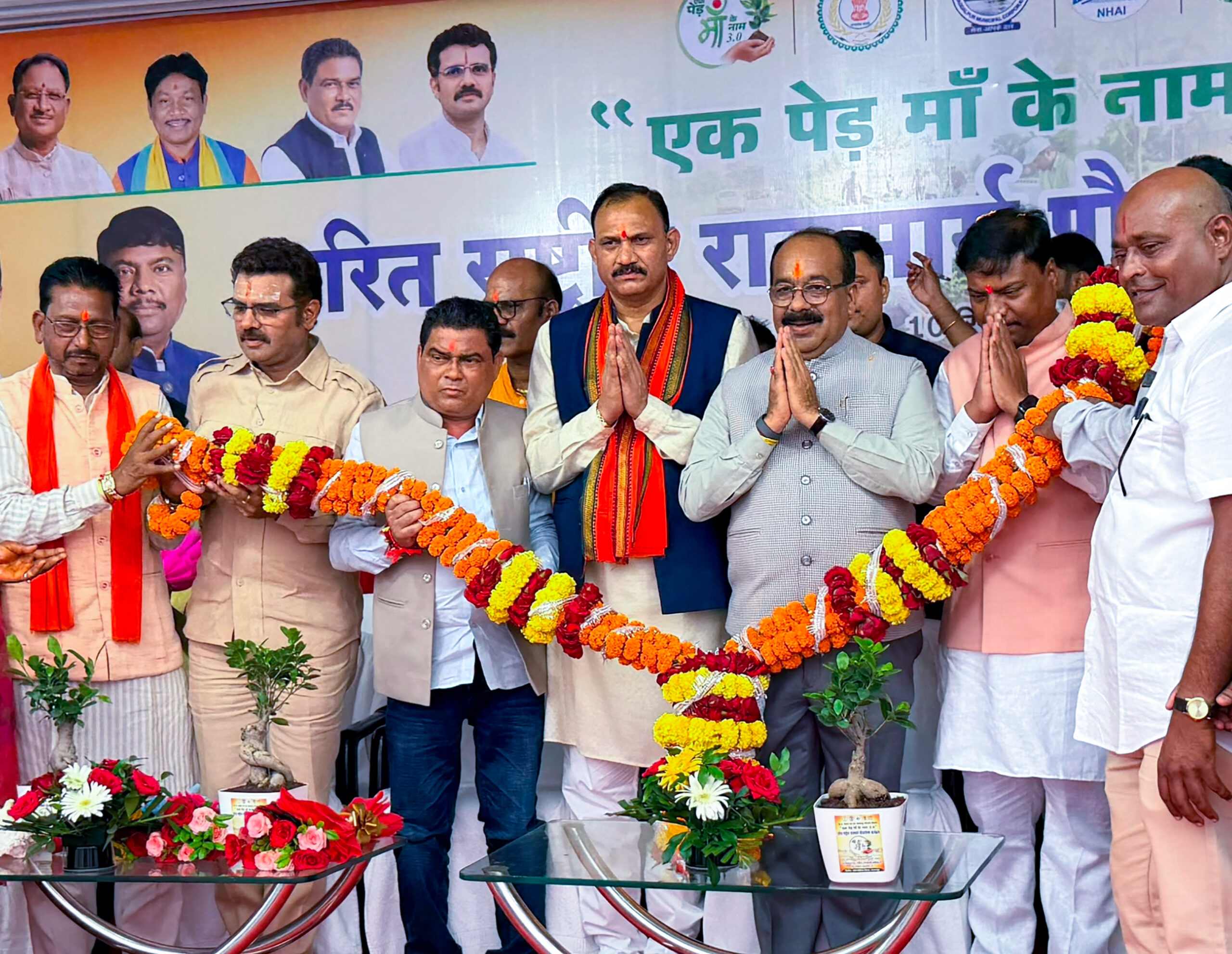 Bastar: BJP workers welcome ministers #Gallery Bastar: BJP workers welcome ministers #Gallery