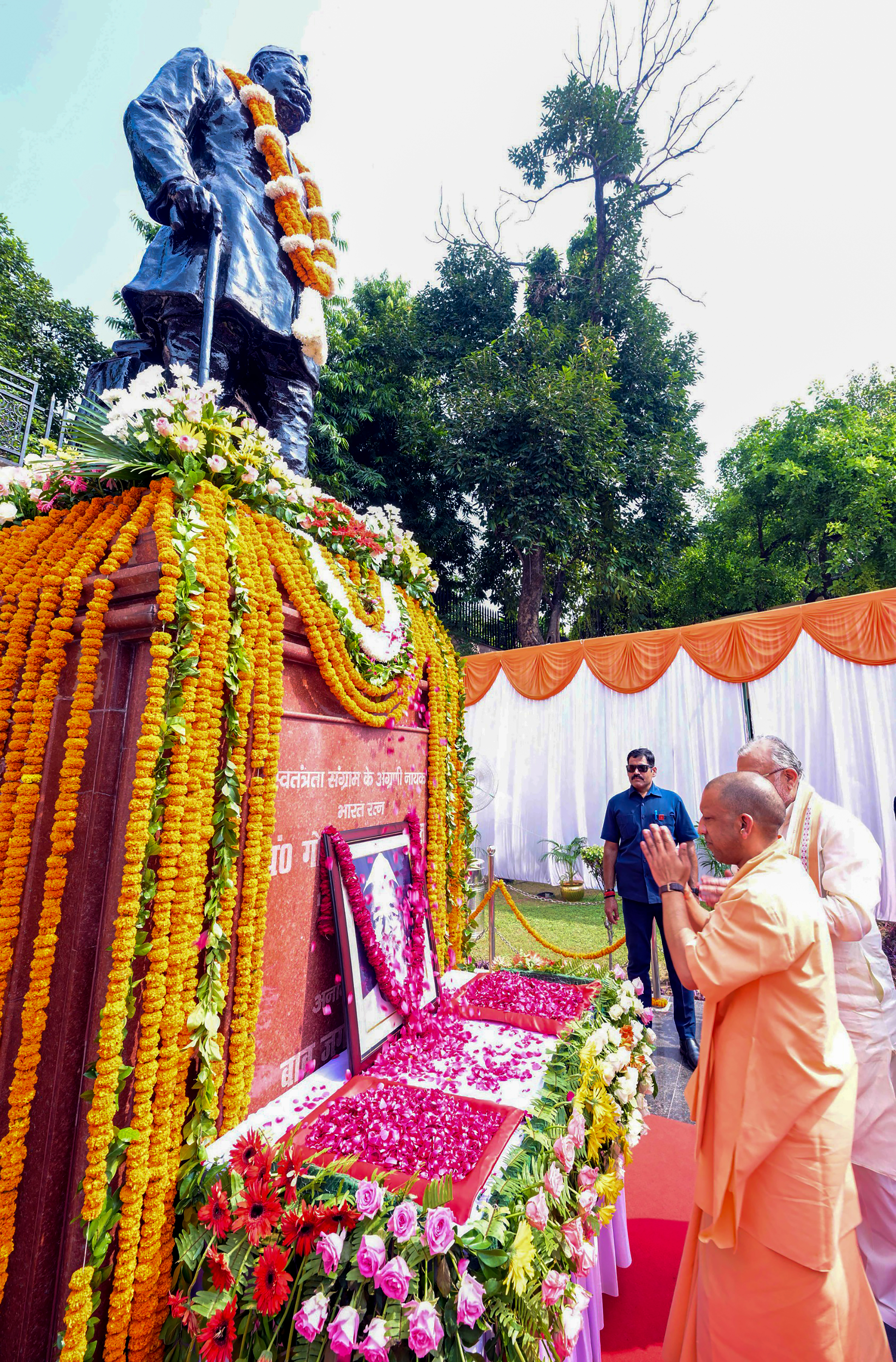 Lucknow: Yogi Adityanath pays tribute to Govind Ballabh Pant #Gallery Lucknow: Yogi Adityanath pays tribute to Govind Ballabh Pant #Gallery